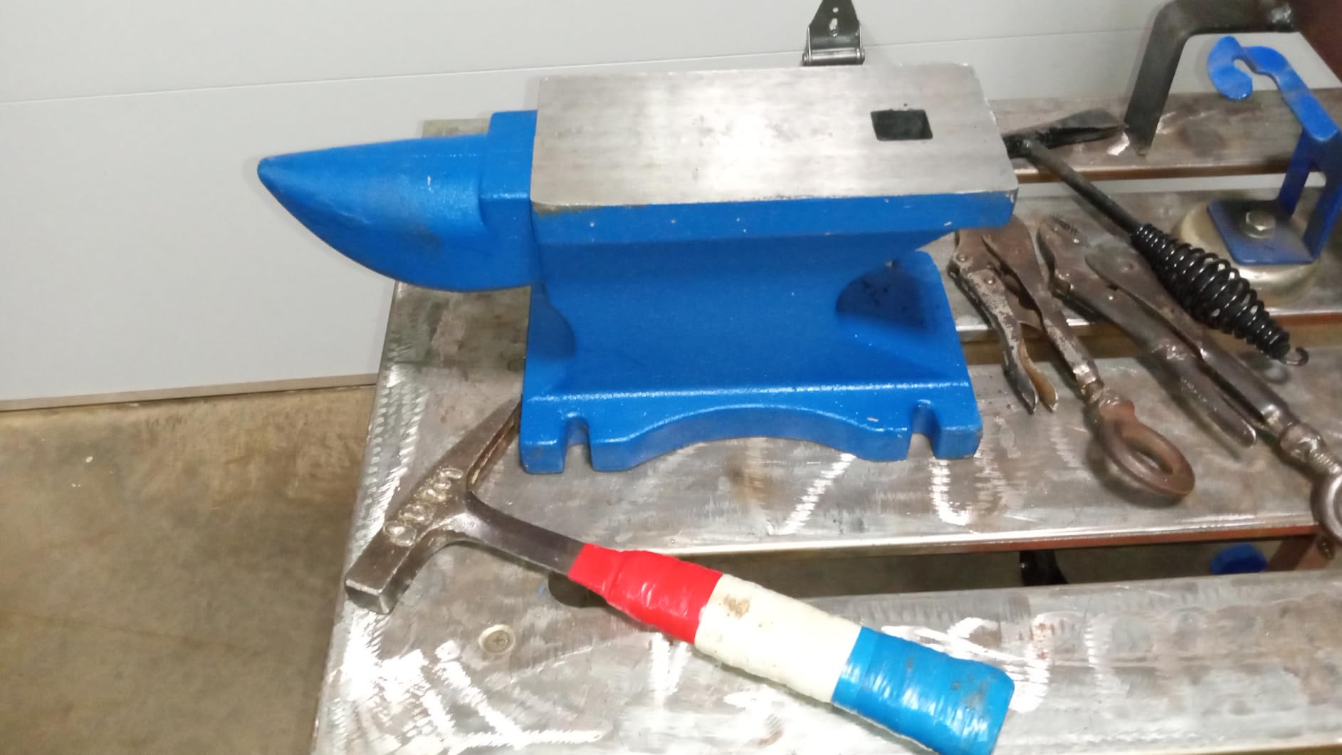 VEVOR Blacksmith Anvil 55 lbs (25 kg) Single Piece of Iron with Square Holes Ideal for Metalurgical and Blacksmiths in Metal Workshop and for Riveting Flattening Forging and Forming Metal customer photo 1