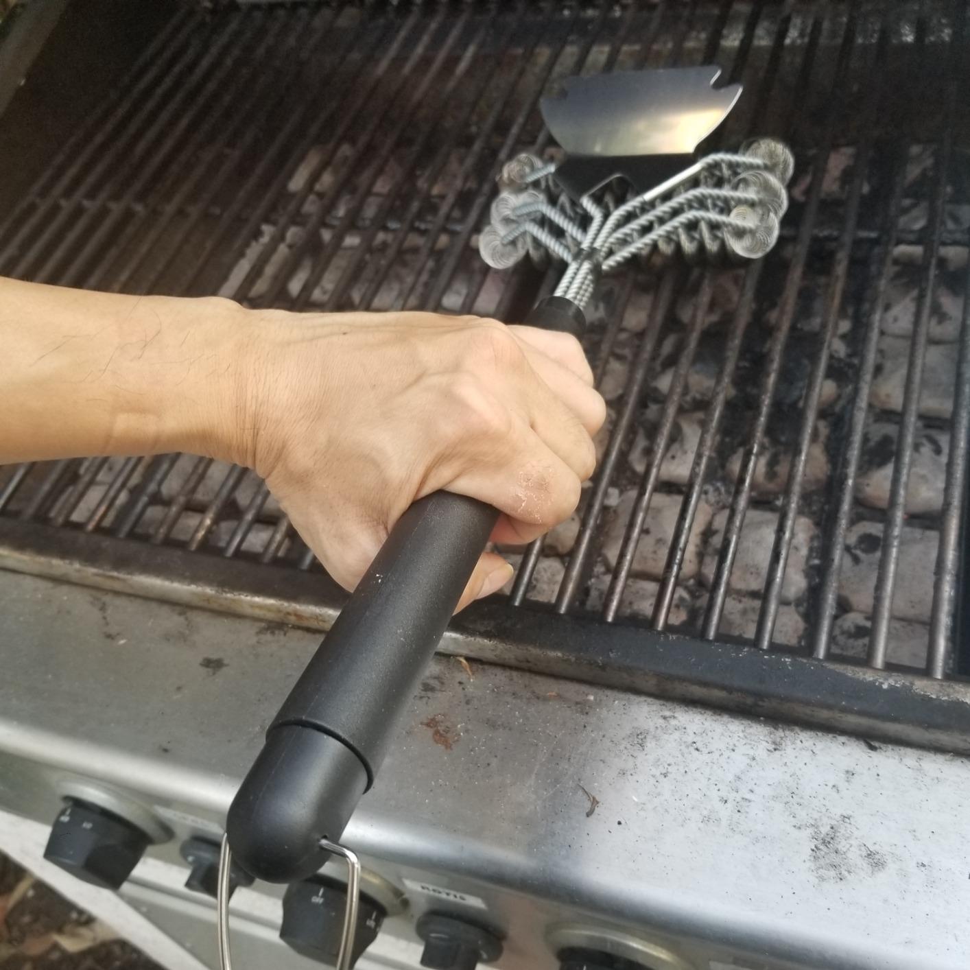 POLIGO BBQ Grill Cleaning Brush Bristle Free & Scraper - Triple Helix Design Barbecue Cleaner - Non-Bristle Grill Brush and Scraper Safe for Gas Charcoal Porcelain Grills - Ideal Grill Tools Gift customer photo 1