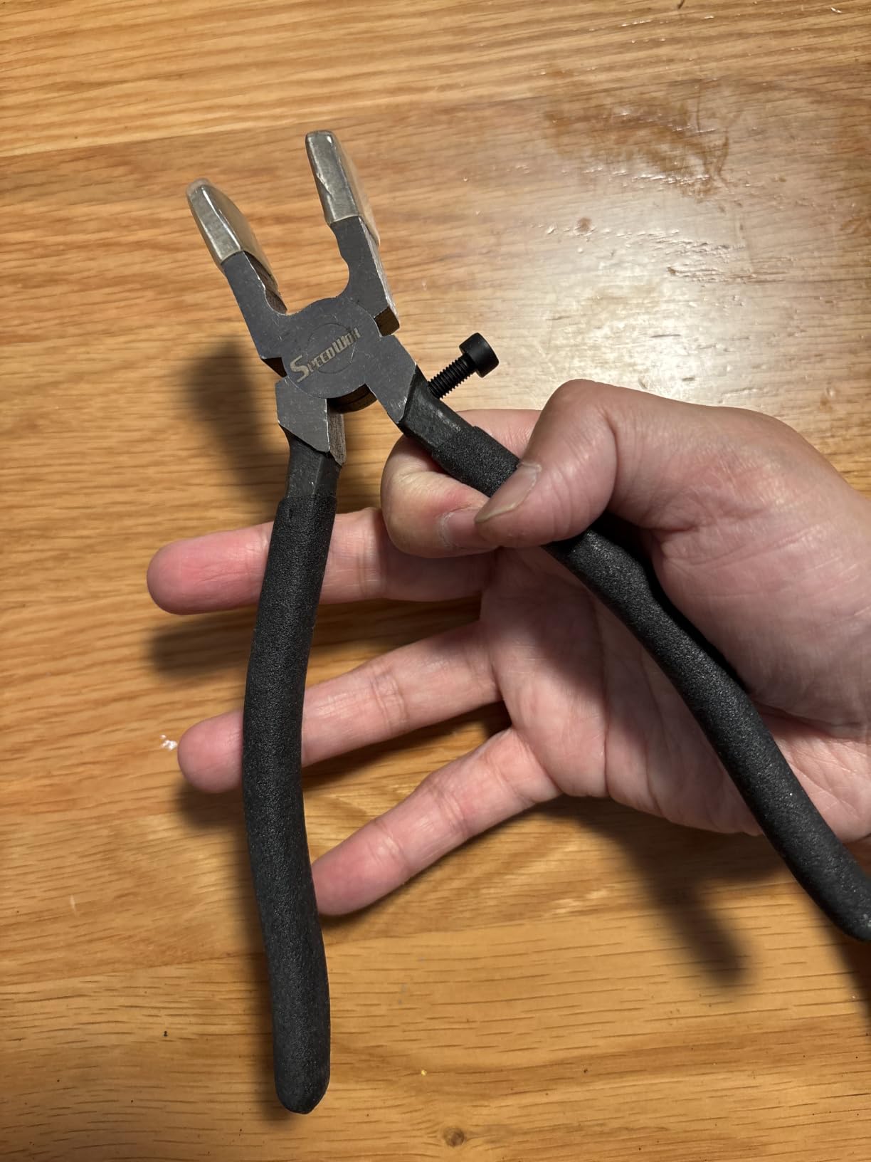 SPEEDWOX Glass Running Pliers With Curved Jaws & Adjustable Screw | With 2 Pair of Rubber Tips, Professional Glass Breaking Tool for Stained Work, Key Fob Hardware Install, Mosaics - Black customer photo 1