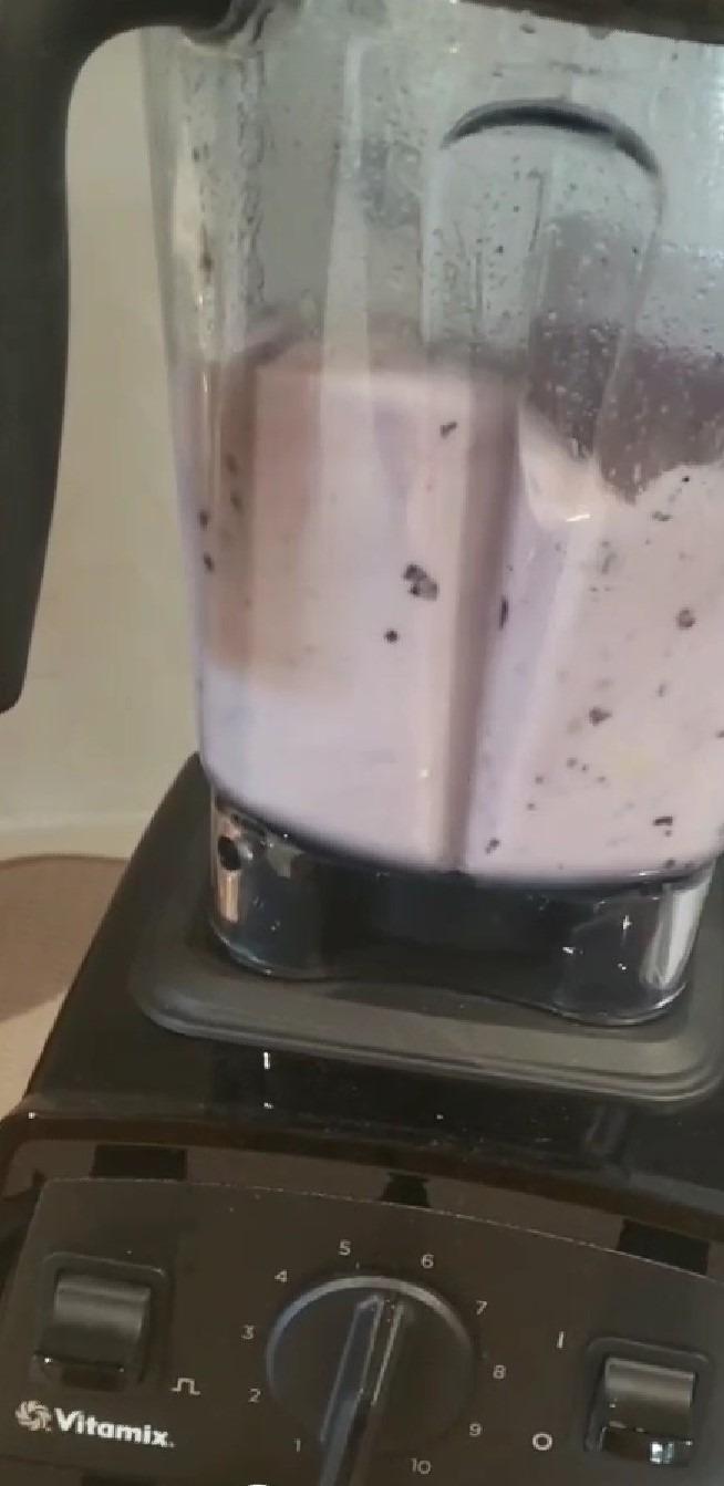 Vitamix E320 Explorian Blender, Black | Professional-Grade Variable-Speed Blender for Smoothies, Soups, and Nut Butters customer photo 1