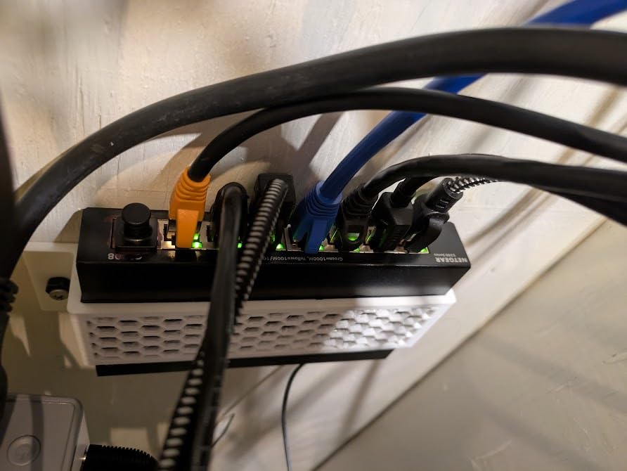 NETGEAR 24-Port Gigabit Ethernet Unmanaged Network Switch (GS324) | Essential Model, Desktop, Wall, or Rack Mount customer photo 2