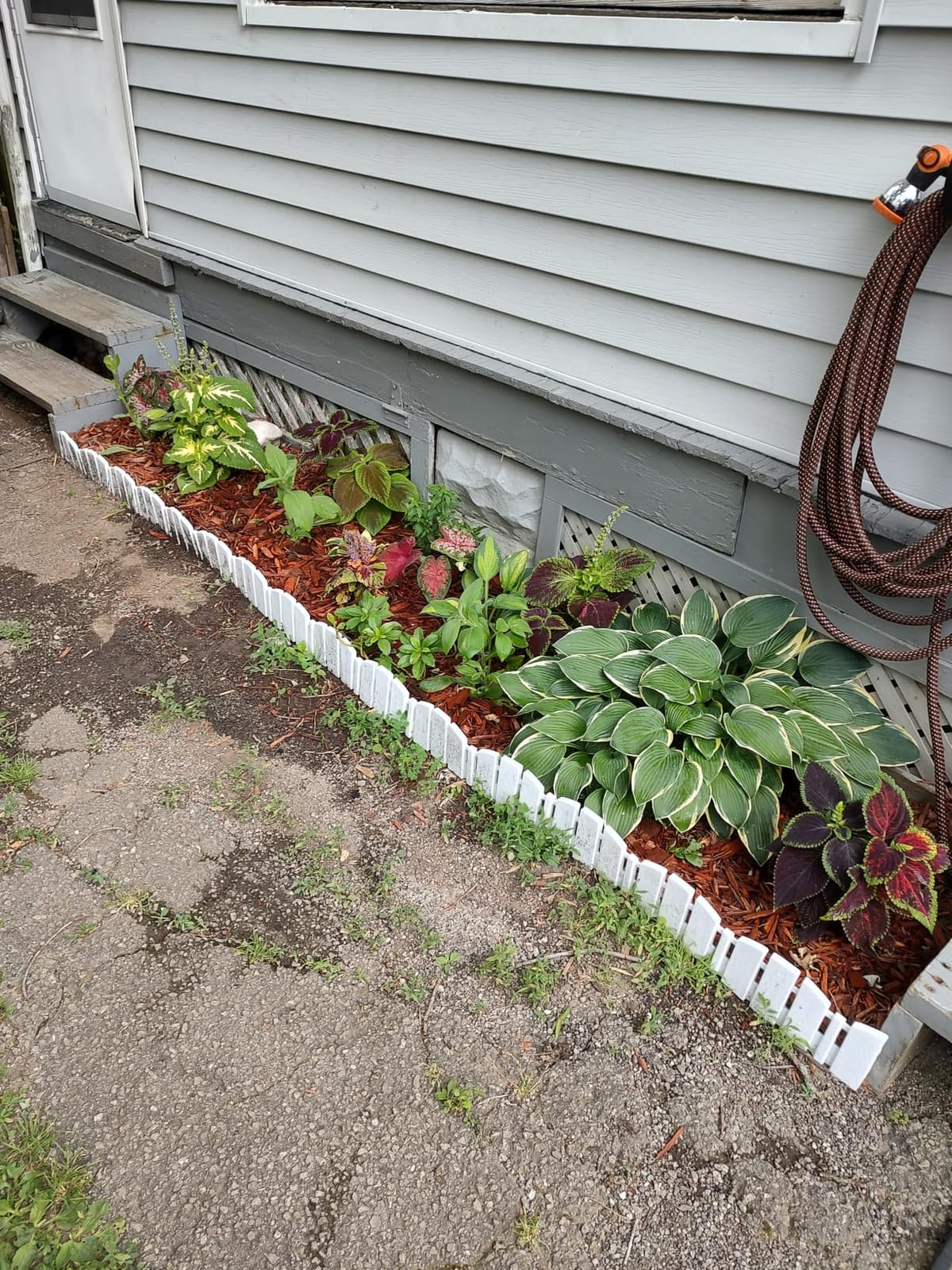 EasyFlex No-Dig Landscape Edging with Anchoring Spikes, 4.5 in. Tall Decorative Adirondack Wood-Look Fence Garden Border, 15 Foot Kit, Brown (3600BR-15C-6) customer photo 2