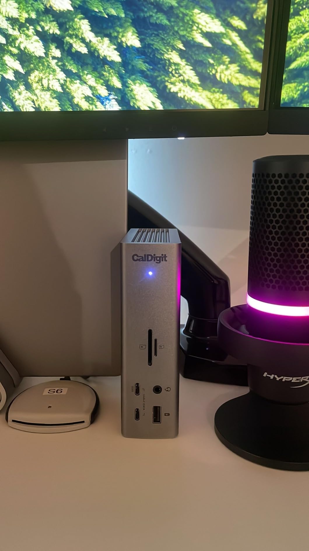 CalDigit TS4 18 Port Thunderbolt 4 Dock, 98W Charging, 3X TBT4 (40Gb/s), 3X USB-C + 5X USB-A (10Gb/s), 2.5GbE LAN, 8K@30Hz or 2X 6K@60Hz Displays, Mac/Windows/Chrome, Space Gray, 0.8m Certified Cable customer photo 1