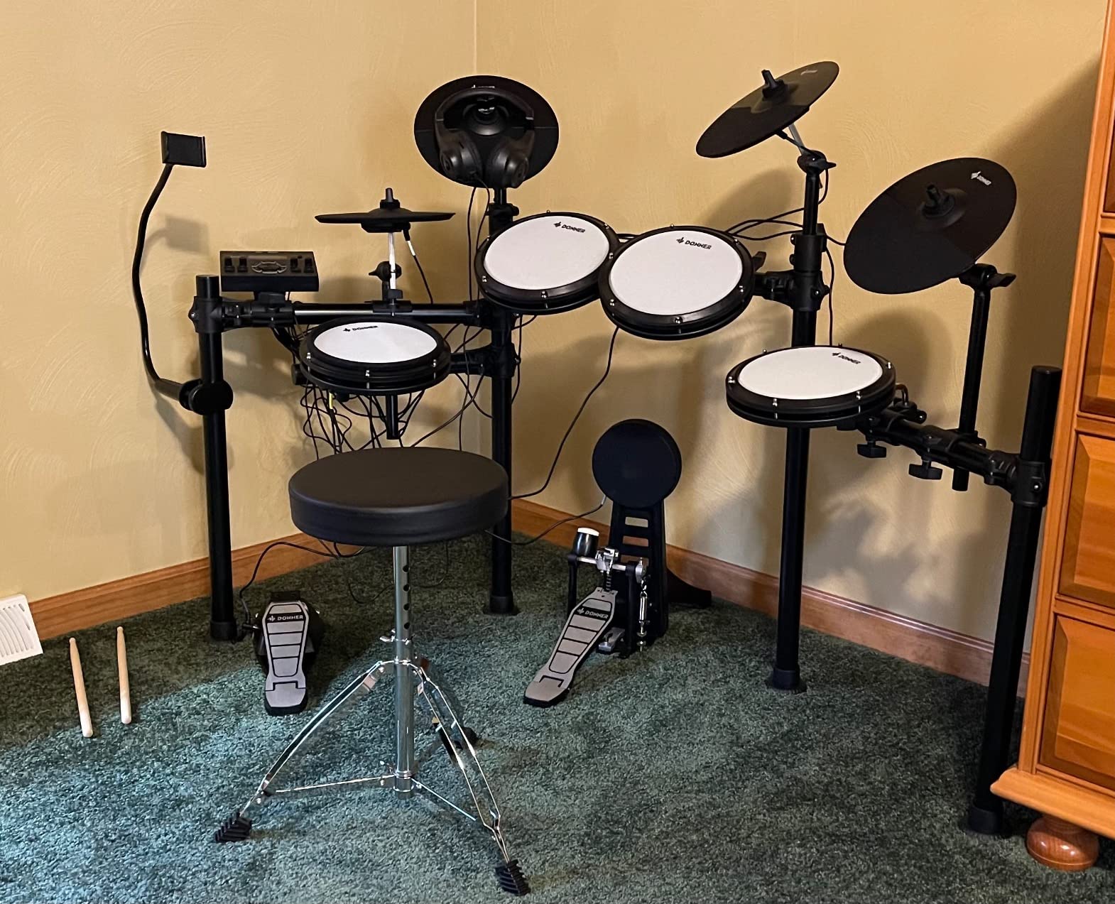 Donner DED-200X Electronic Drum Set, Electric Drum Kit with Quiet Mesh Drum Pads, 2 Cymbals w/Choke, 31 Kits and 450+ Sounds, Throne, Headphones, Sticks, USB MIDI, Melodics Lessons (5 Pads, 4 Cymbals) customer photo 2