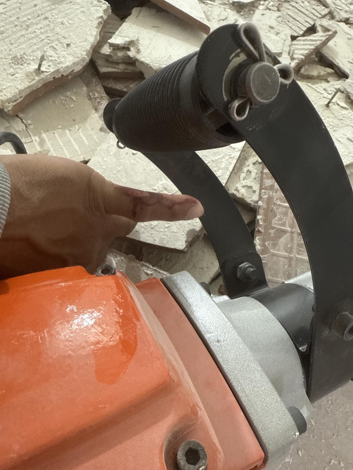 VEVOR Demolition Jack Hammer, MAX 2200W Electric Jackhammer Heavy Duty, 1400 BPM Concrete Breaker 4pcs Chisels Bit Chipping W/Case, Gloves | Corded-Electric, Aluminum Construction, 360° Rotary Handle, Wall Slotting, Road Chiseling, Floor Wiring, Concrete Crushing customer photo 1