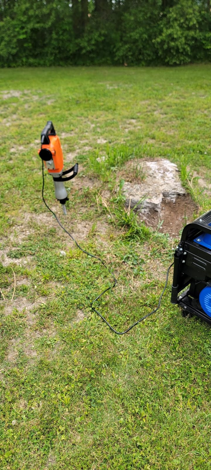 VEVOR Demolition Jack Hammer, MAX 2200W Electric Jackhammer Heavy Duty, 1400 BPM Concrete Breaker 4pcs Chisels Bit Chipping W/Case, Gloves | Corded-Electric, Aluminum Construction, 360° Rotary Handle, Wall Slotting, Road Chiseling, Floor Wiring, Concrete Crushing customer photo 2