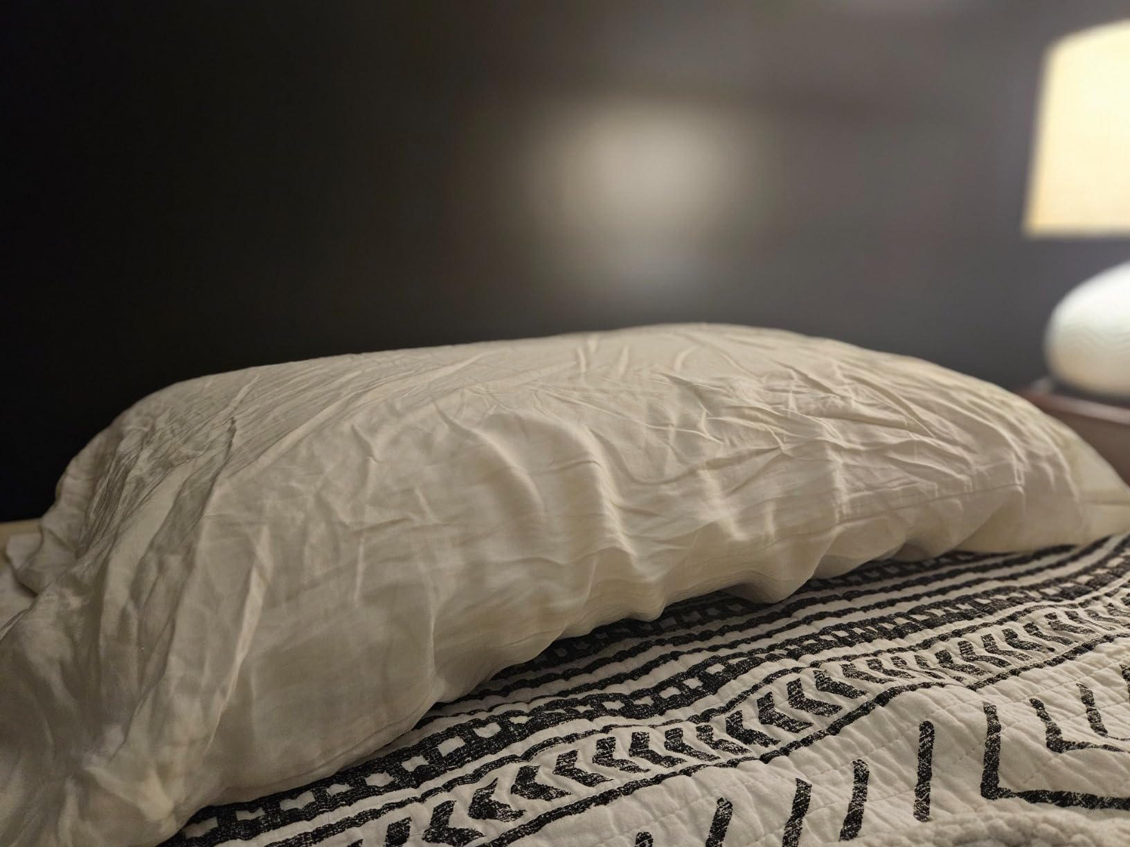 JOTOM 100% Natural Talalay Latex Pillow Sleeping Bed Pillow - Luxury Queen Pillow for Side, Back, and Stomach Sleepers - Removable Breathable Cotton Cover (Queen, Medium 6.2''H) customer photo 1