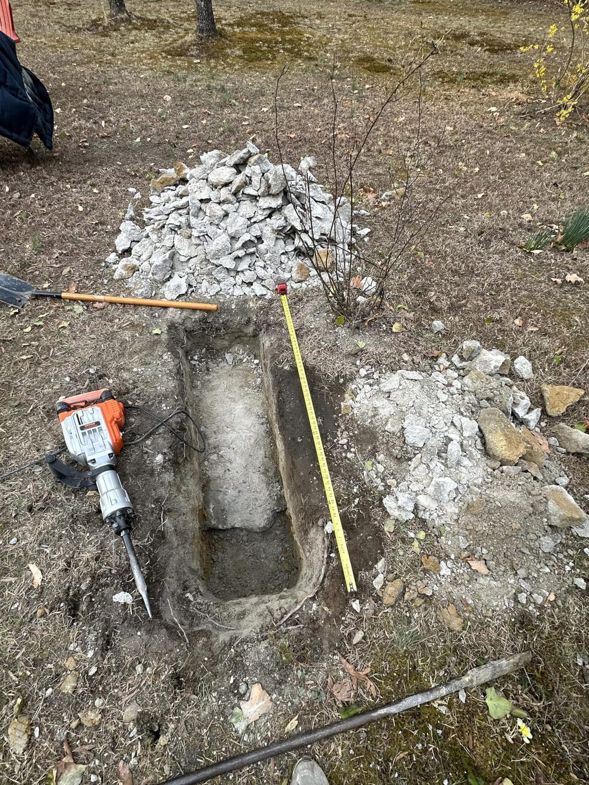 VEVOR Demolition Jack Hammer, 3500W Jack Hammer Concrete Breaker 1900 BPM Heavy Duty Electric Jack Hammer, 2pcs Chisel w/Gloves & 360°C Swiveling Front Handle for Trenching and Breaking Holes customer photo 1