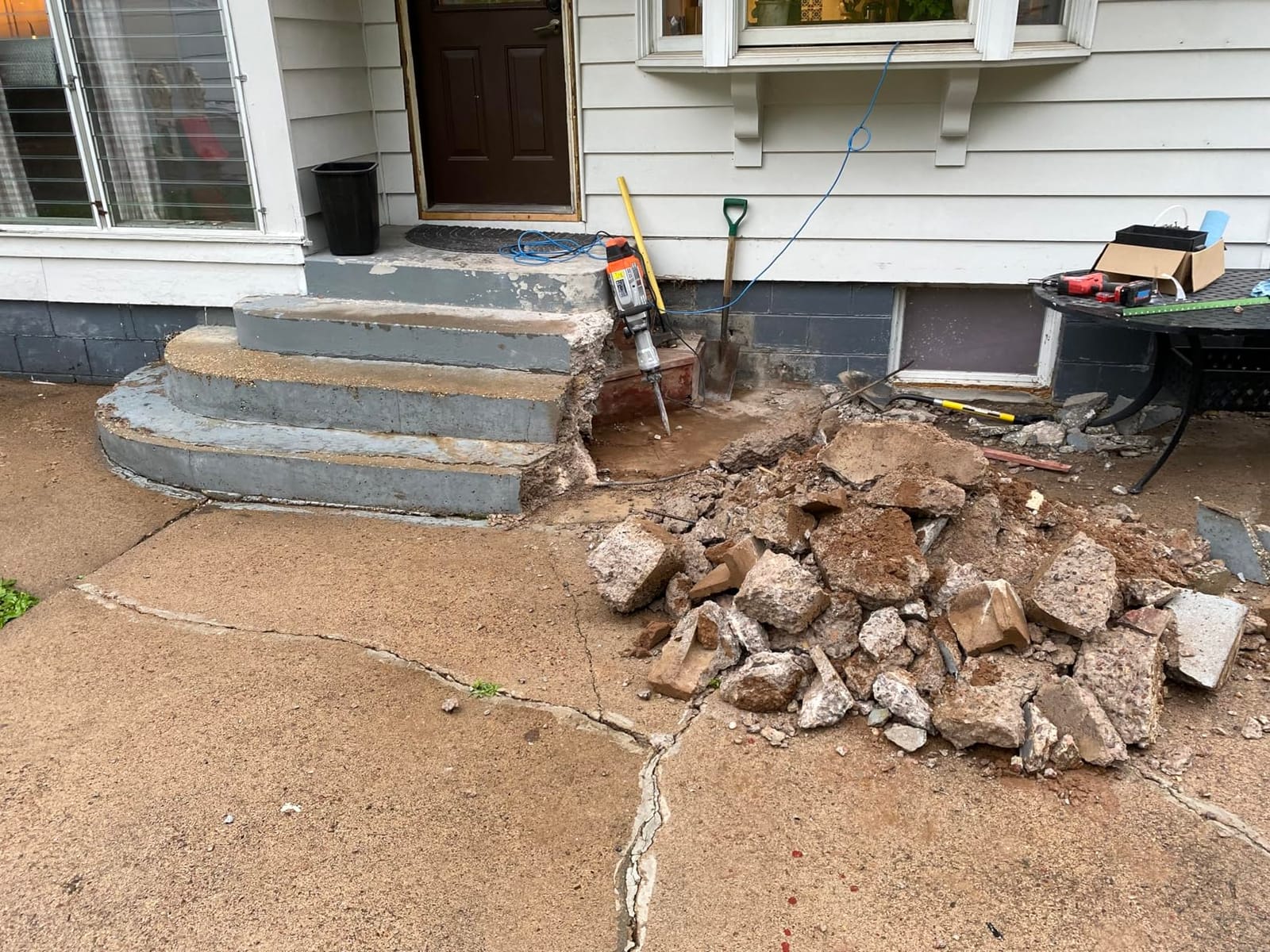 VEVOR Demolition Jack Hammer, 3500W Jack Hammer Concrete Breaker 1900 BPM Heavy Duty Electric Jack Hammer, 2pcs Chisel w/Gloves & 360°C Swiveling Front Handle for Trenching and Breaking Holes customer photo 2