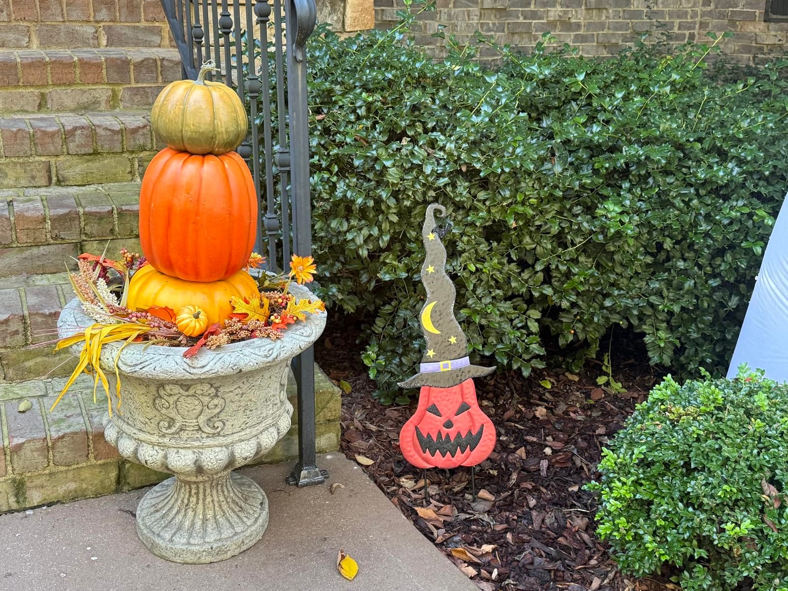 YEAHOME Halloween Decorations Outdoor, 2 Pack Metal Pumpkin Garden Stakes with Witch Hats for Halloween Decor, Jack o' Lantern Pumpkin Yard Signs for Outside Garden Lawn Patio Party Decorations customer photo 1