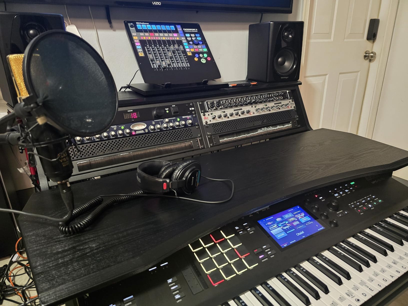 BE200 Series Music Studio Desk Workstation with 2 x 4U Rack (Black) customer photo 1