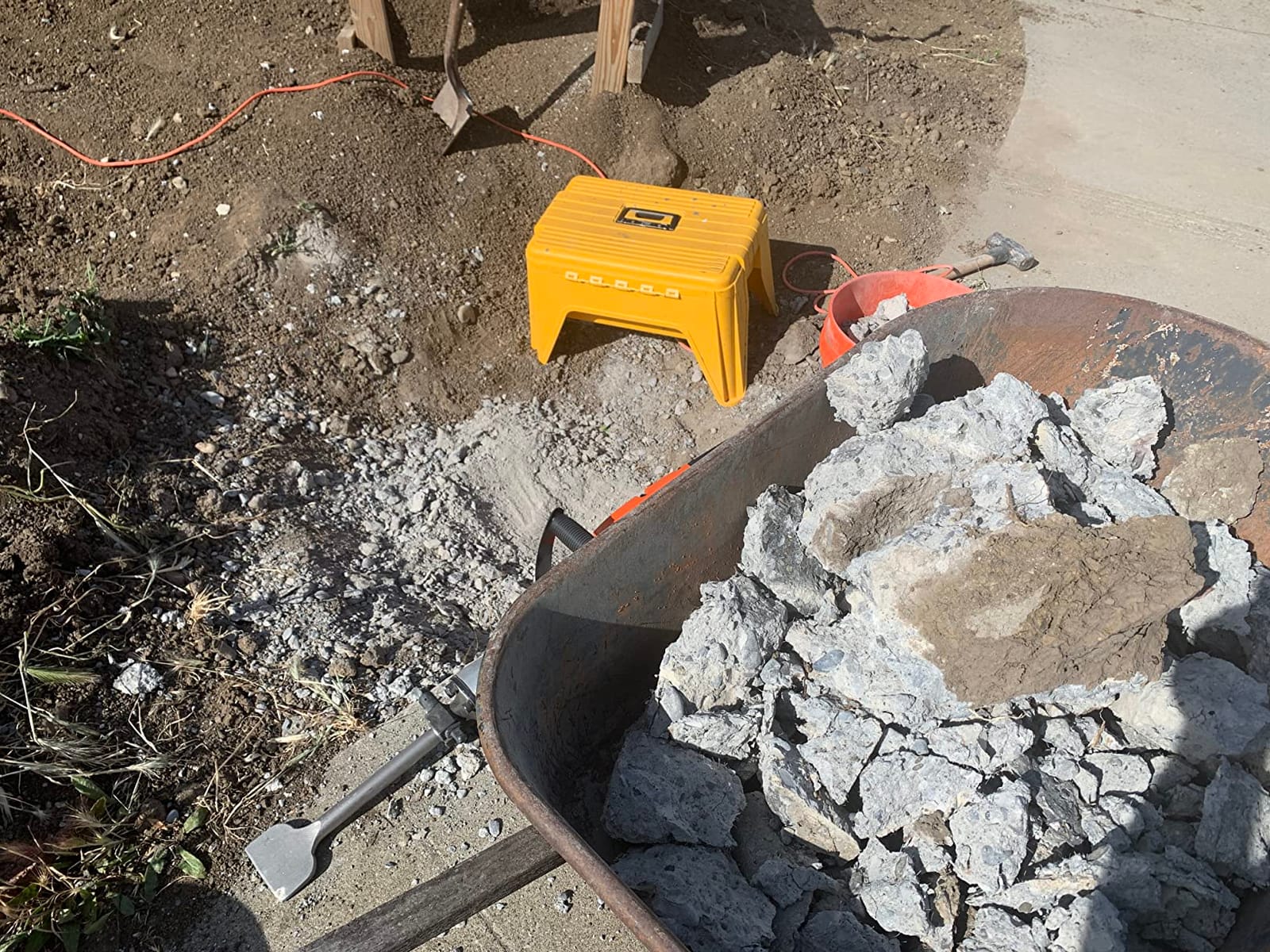 VEVOR Demolition Jack Hammer 2200W Electric Jackhammer Concrete Breaker | For Concrete Demolition, 1350 BPM, 360° Rotary Handle, Heavy Duty, Portable, with 4pcs Chisels Bit and Storage Case, Black customer photo 2