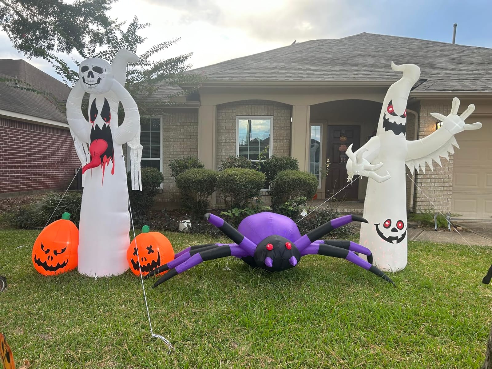 COMIN 9FT Halloween Inflatables Decorations Green Spider Yard LEDs Decor | Built-in LEDs and green scary spider design for Halloween lawn, garden, porch and party displays. customer photo 2
