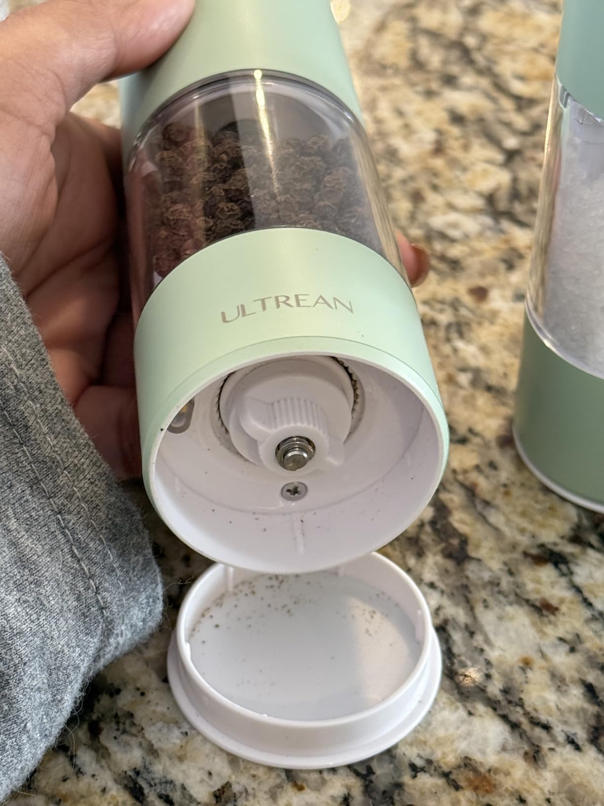 Ultrean Pepper Grinder, Rechargeable Salt and Pepper Grinder with 6 Adjustable Coarseness, LED Light, Automatic Grinder for Kitchen, Home and Kitchen Appliances Birthday Gifts for Women, Black customer photo 2