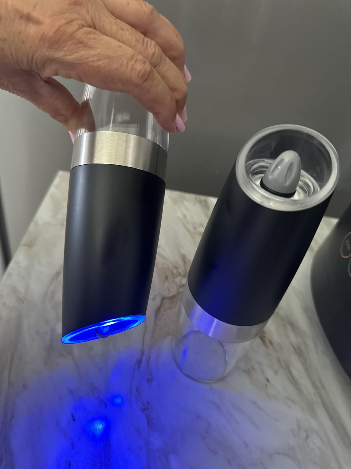 CIRCLE JOY Gravity Electric Salt and Pepper Grinder Set Automatic Salt and Pepper Grinder Set with LED Light, Battery Operated, Adjustable Coarseness, Large Capacity, for Home Kitchen BBQ, Black customer photo 1