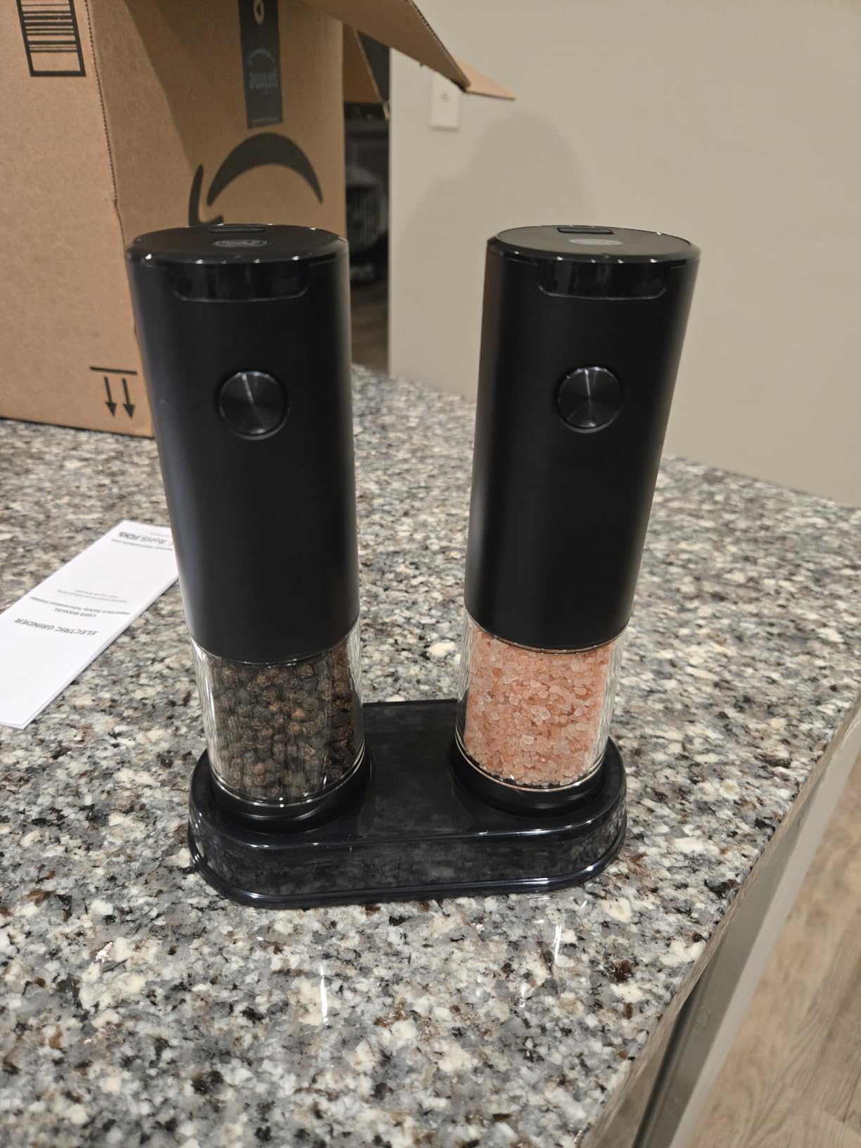 Electric Salt and Pepper Grinder Set Automatic Battery Pepper Mill Shakers Adjustable Coarseness Upgraded Larger Capacity with Led Home and Kitchen Appliances Birthday Gifts for Women Men customer photo 2