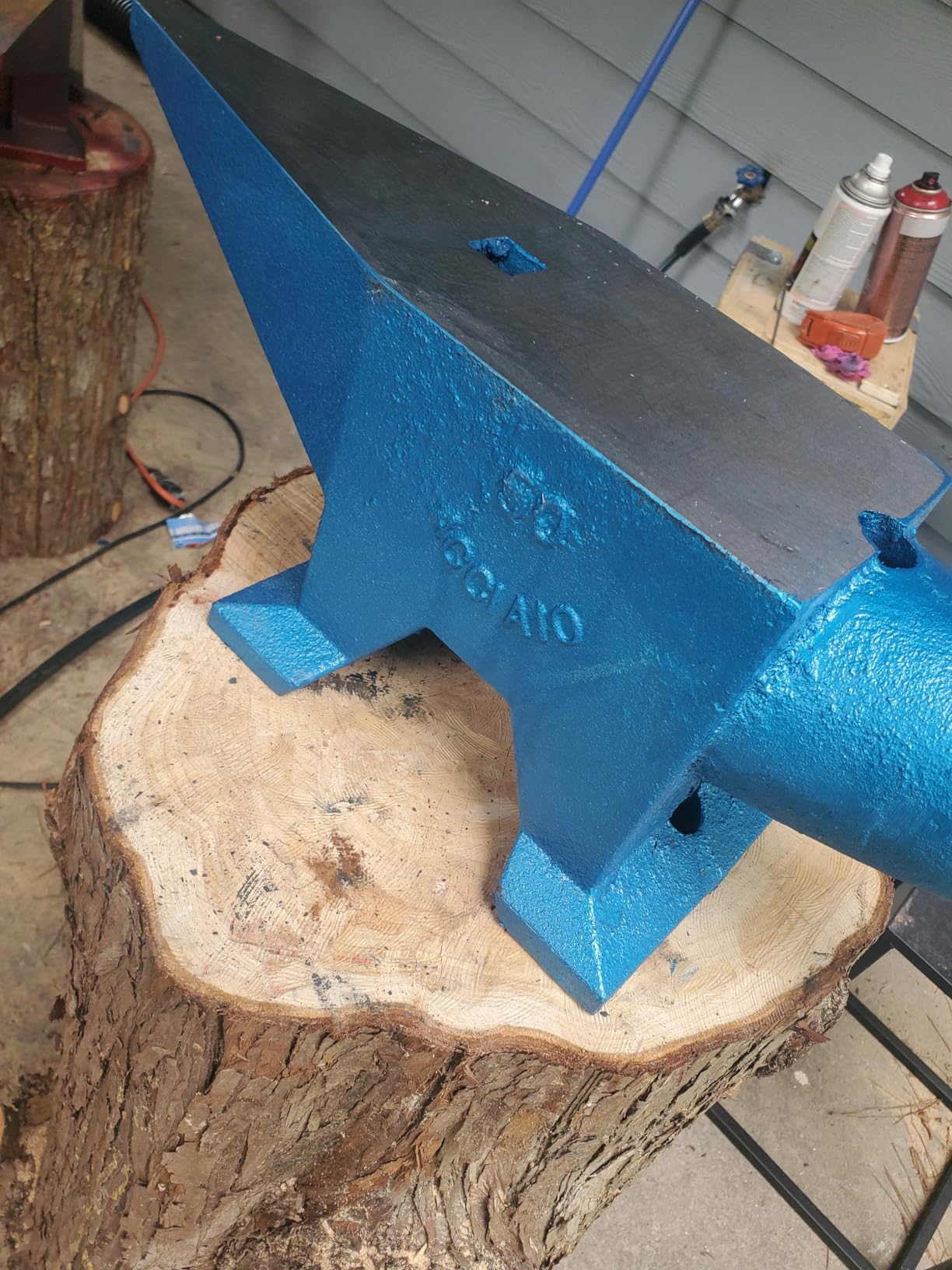 VEVOR Single Horn Anvil, 116lbs Cast Steel Anvil, High Hardness Rugged Round Horn Anvil for Blacksmiths, with Large Countertop and Stable Base, Metal Working Tool for Metal Bending, Shaping, Twisting customer photo 1