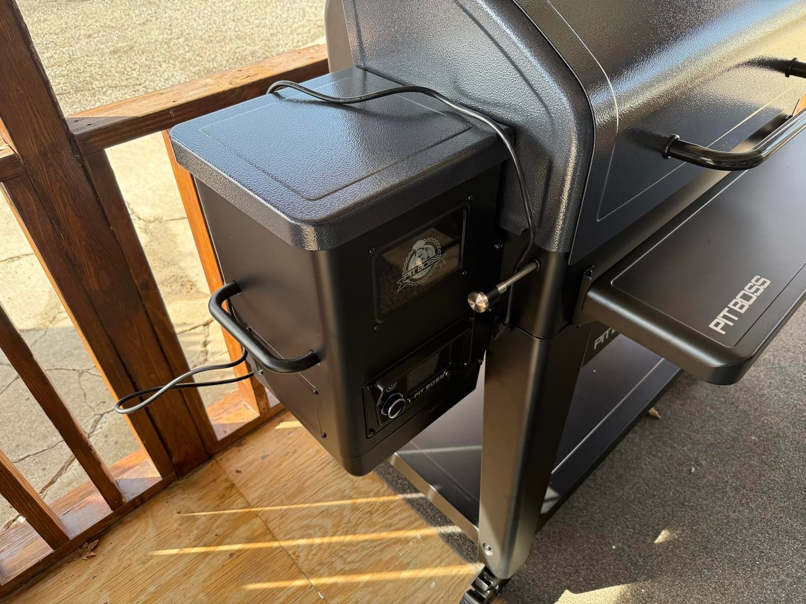 Pit Boss 850 Navigator Series WiFi & Bluetooth Wood Pellet Grill & Smoker, Flame Broiler and LCD Digital Controller, 932-Sq. In. Cook Space, 180°F to 500°F Temp Range, Meat Probe, 30 lb. Hopper customer photo 2