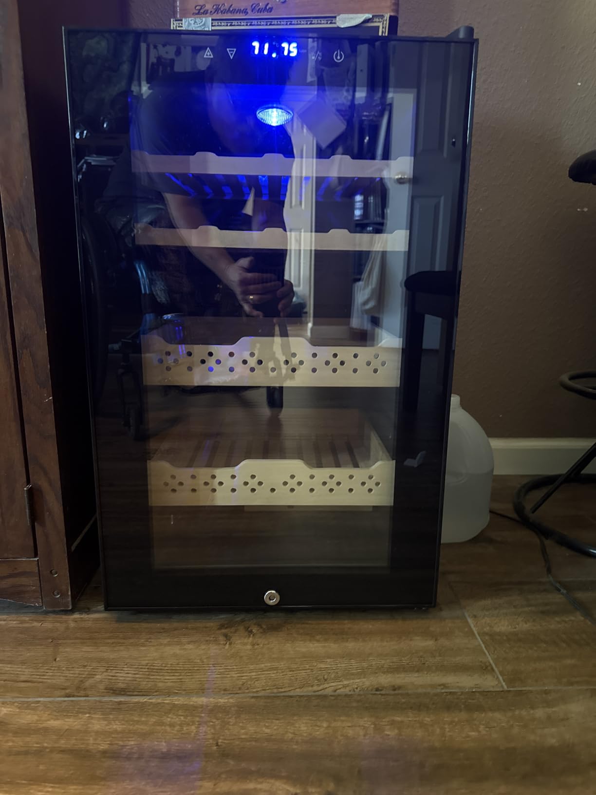 Electric Cooler Cabinet 70L with Temperature and Humidity Control, Leather Finish, Spanish Cedar Wood Shelves and Safety Lock (500 Counts Capacity) customer photo 1