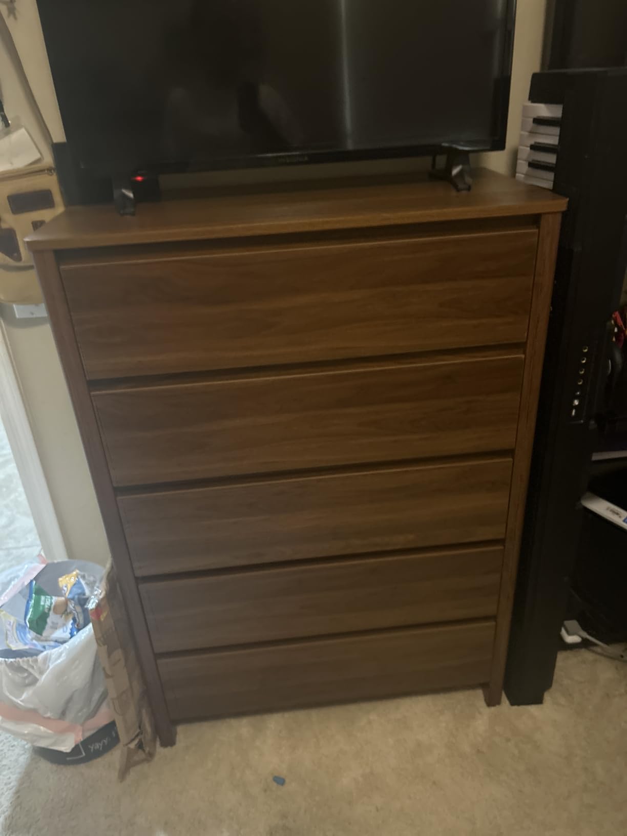 MAISONARIA Walnut 5 Drawer Dresser for Bedroom, Modern Tall Dresser with Hidden Handles, Space-Saving Wooden Drawer Organizer, Living Room, or Hallway, Vertical Storage Chest of Drawers, 45.7