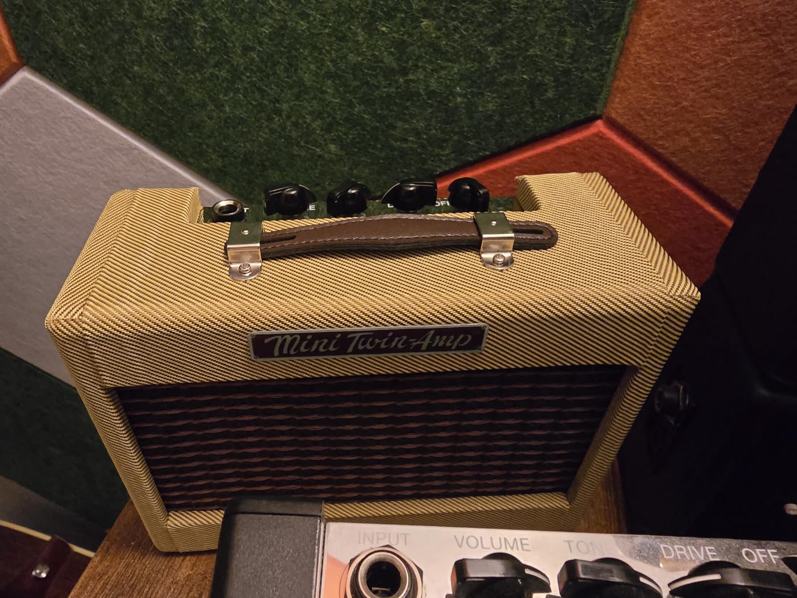 Fender Mini Deluxe Electric Guitar Amp, Portable Guitar Amp, 3 Watts, with 2-Year Warranty 7.48Dx11.42Wx3.54H Inches, Tweed customer photo 1
