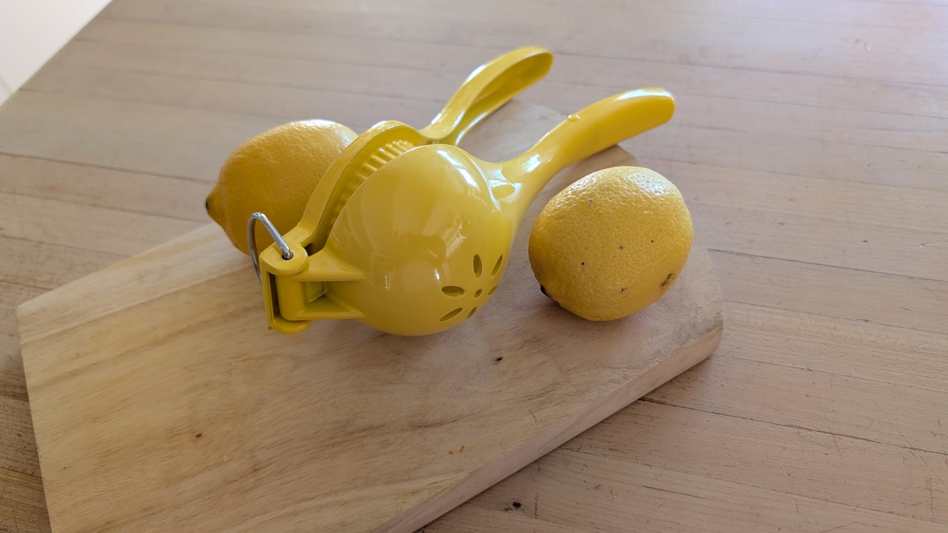 IMUSA Lemon or Lime Manual Squeezer, Citrus Juicer for Max Extraction, Green customer photo 2
