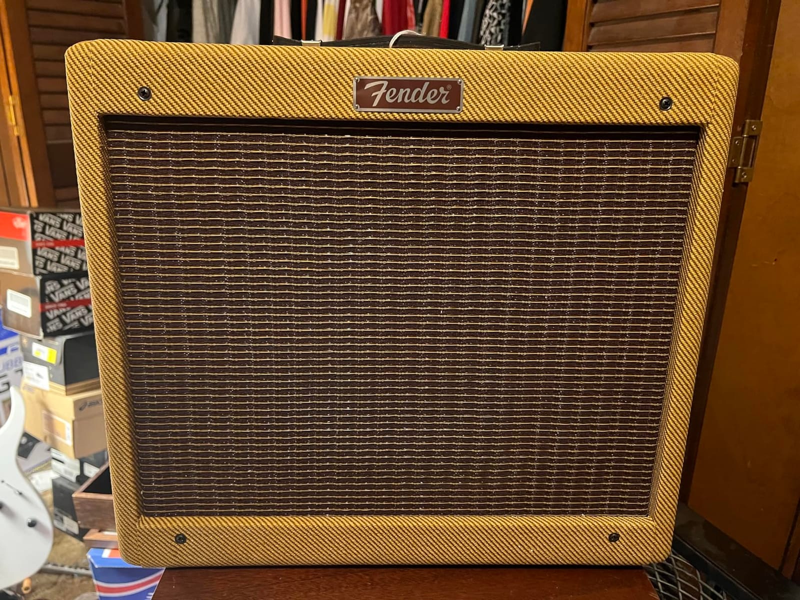 Fender Blues Junior Guitar Amplifier, Lacquered Tweed, with 2-Year Warranty | All-tube 15-watt combo amp, 12-inch speaker, ideal for blues and home practice, warm vintage tone, 2-year warranty customer photo 1