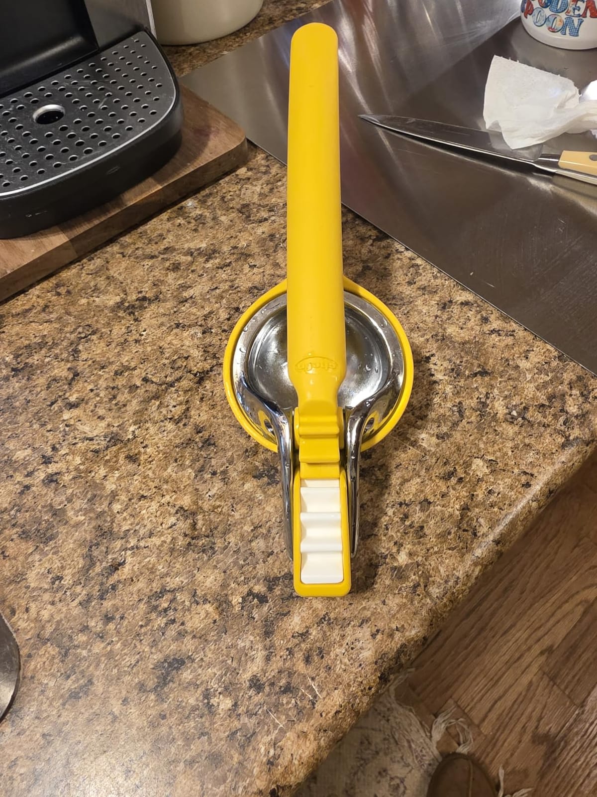 Chef'n FreshForce Lemon Squeezer Citrus Juicer, Manual Hand Press with Dual-Gear Power for Maximum Juice Extraction, Durable, Yellow customer photo 1