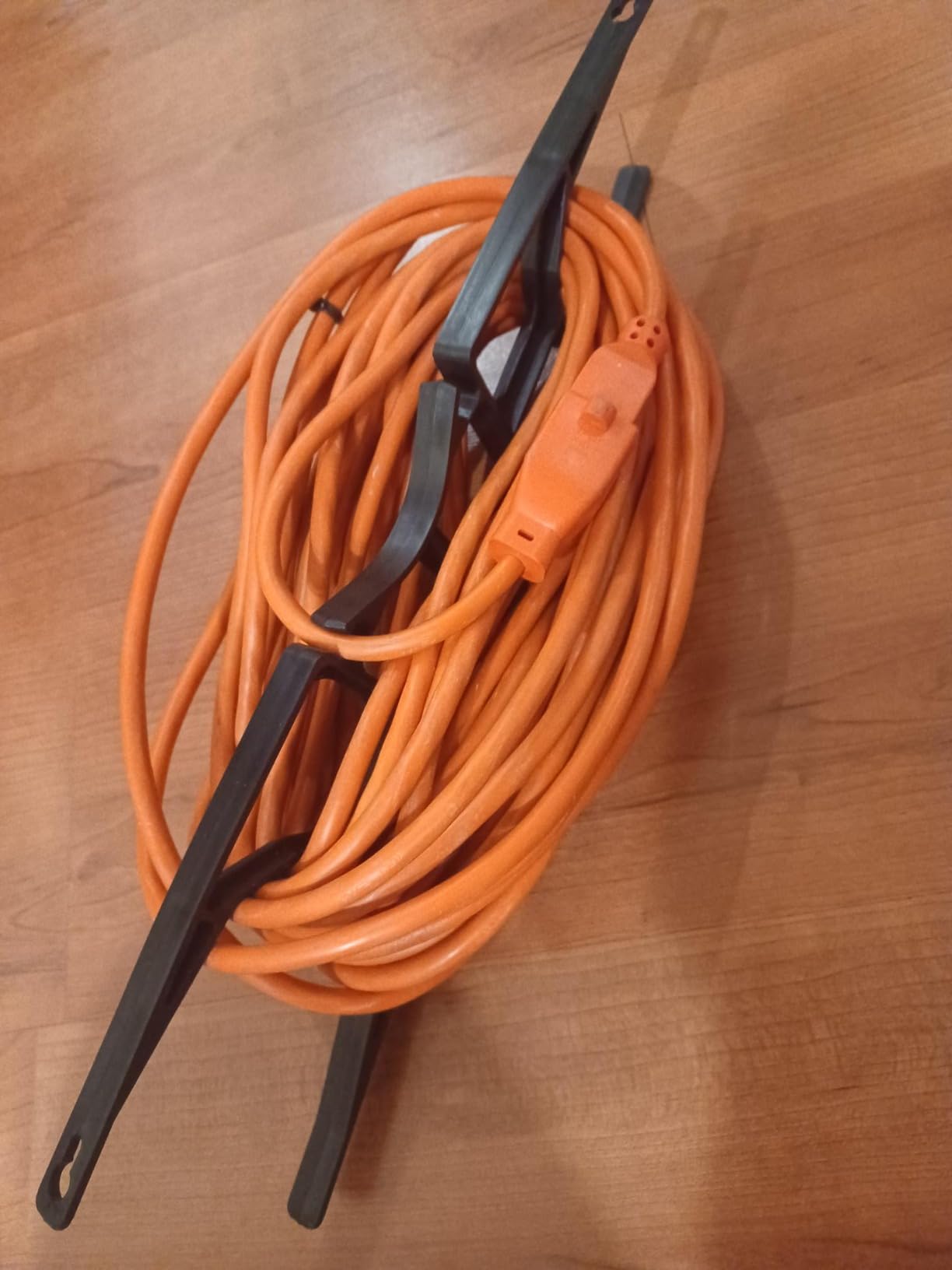 Woods Light Duty Extension Cord Wrap - Holds Up to 100 Feet of 16/3 Cord - Durable H-Frame Cord Reel with Built-In Carrying Handle - Black customer photo 1