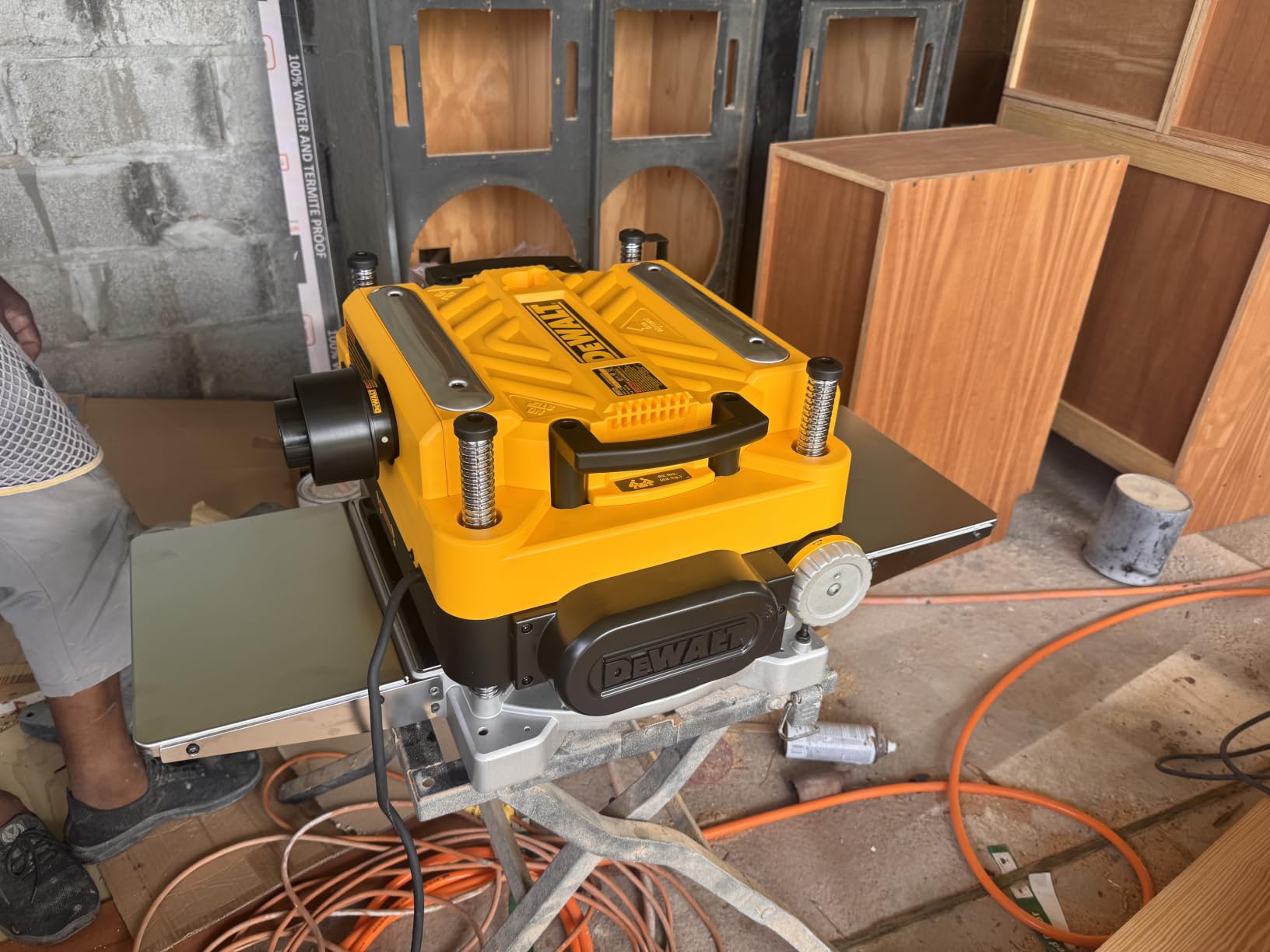 DEWALT Thickness Planer, 13-inch Wood Planer, Three Knife Two Speed, 15 Amp, 20,000 RPM Motor (DW735X) customer photo 1