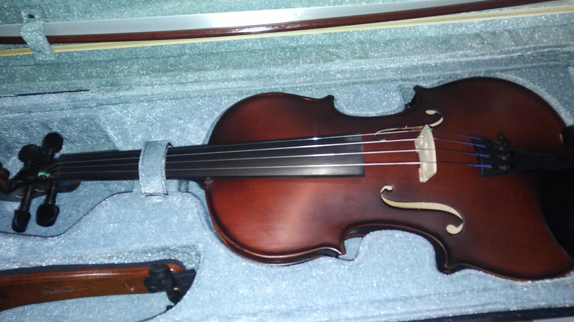 Bunnel Pupil Violin Outfit 4/4 Full Size Clearance By Kennedy Violins - Carrying Case and Accessories Included - Solid Maple Wood and Ebony Fittings RB300 customer photo 1