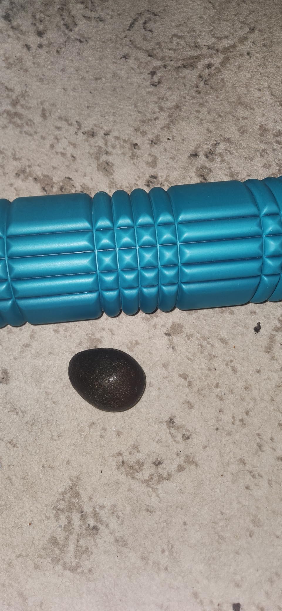 TriggerPoint Grid 2.0 Foam Roller for Deep Tissue Massage and Muscle Recovery, 26 Inch Multi-Density EVA with Hollow Core, Supports 500 Pounds, Black customer photo 1