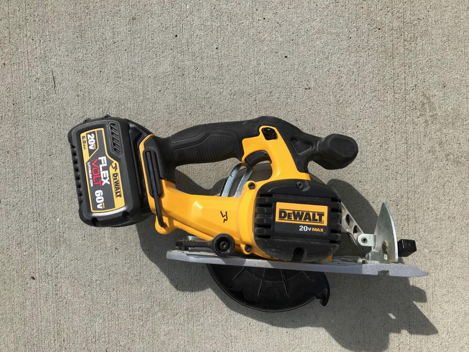 DEWALT 20V MAX Circular Saw, Cordless Sidewinder Style Portable, 6-1/2-Inch Blade, 5150 RPM, 0-50 Degree Bevel Capability, Battery Not Included (DCS391B) customer photo 1