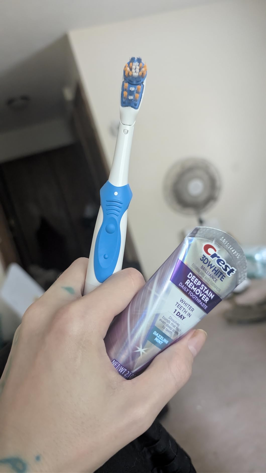 Oral-B 3D White Action Power Toothbrush, 1 Count (Colors May Vary), Multi-colored customer photo 2