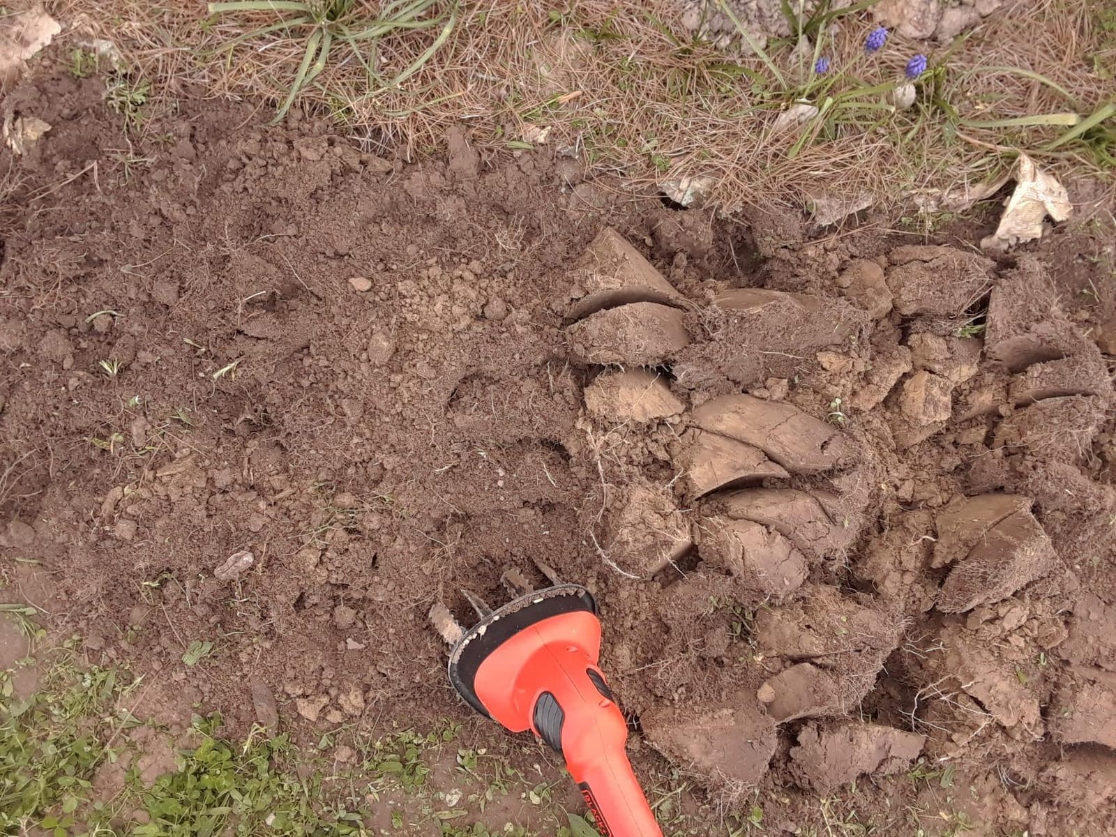 BLACK+DECKER 20V MAX* POWERCONNECT Cordless Garden Tiller Kit, Tool Only (LGC120B) customer photo 1