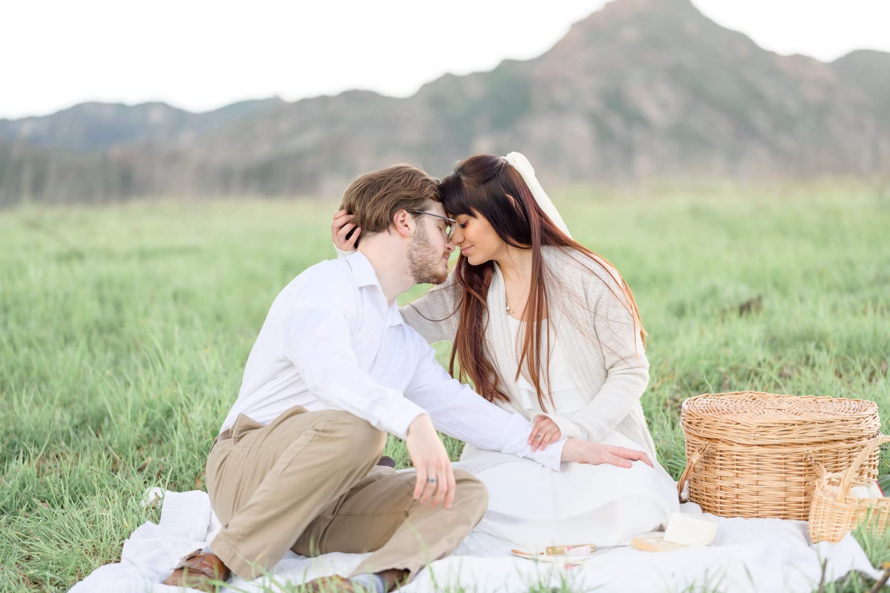 PICNIC TIME Heart Picnic Basket for 2, Wicker Basket with Handle, Complete Deluxe Service for Two, Handwoven and Sturdy Willow Constructed with Fully-lined interior and Accessories, (Antique White) customer photo 1