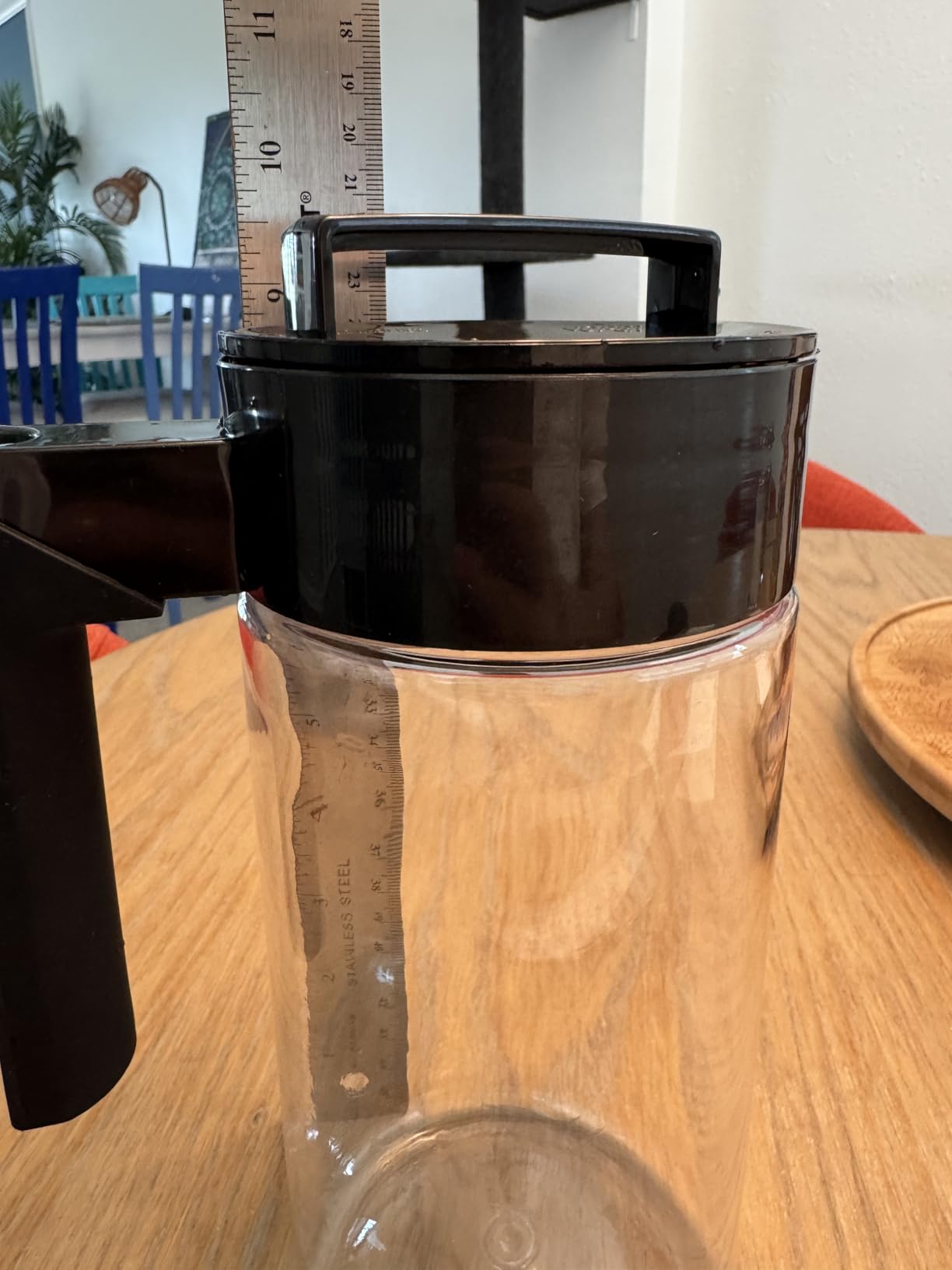Takeya Airtight Pitcher - Durable BPA-Free Eastman Tritan Odor/Stain-Resistant Leakproof Lid for Iced Tea/Water Easy-Grip Silicone Handle Spill-Free Spout Fridge-Friendly Made in USA 2 Quart/Black customer photo 2