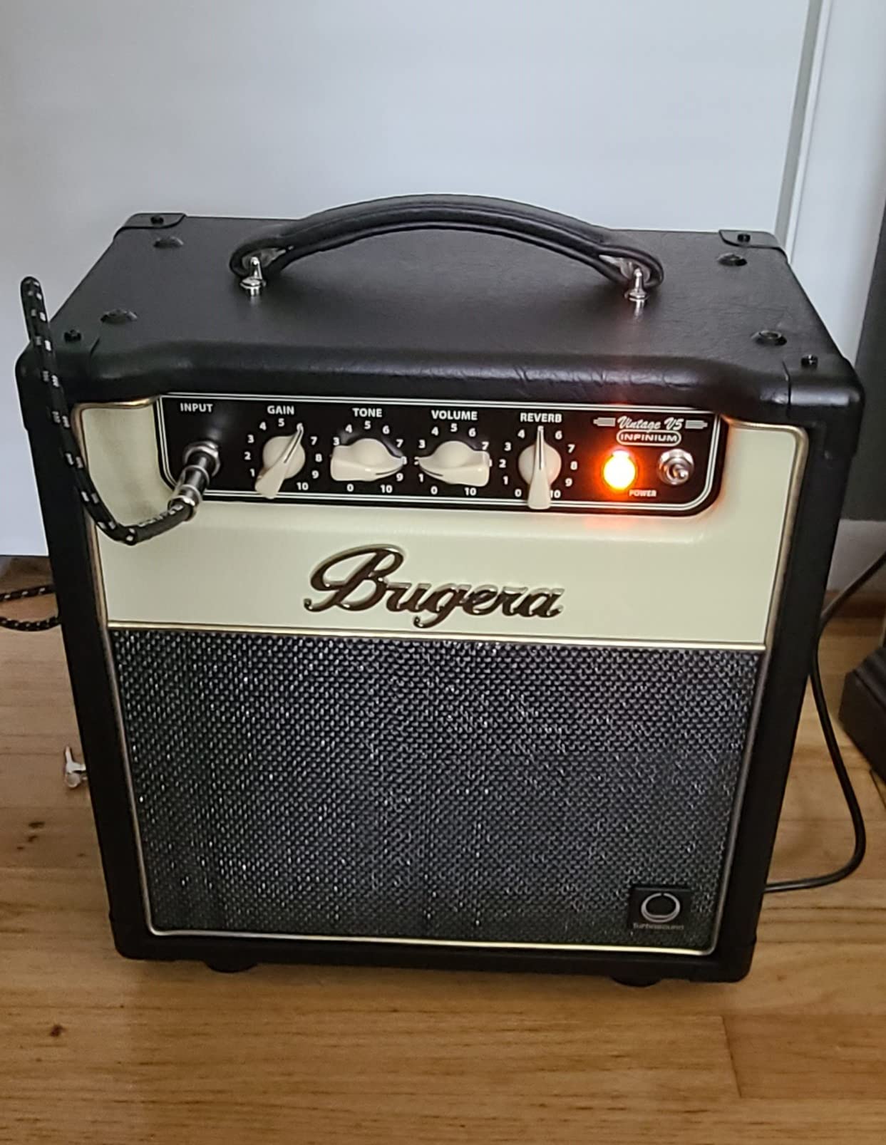 Bugera V5 INFINIUM 5-Watt Class-A Tube Amplifier Combo with INFINIUM Tube Life Multiplier, Original Turbosound Speaker, Reverb and Power Attenuator customer photo 1