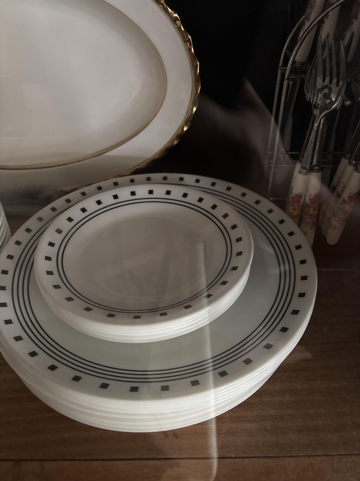 Corelle Vitrelle 18-Piece Service for 6 Dinnerware Set Triple Layer Glass and Chip Resistant, Lightweight Round Plates and Bowls Set, Winter Frost White customer photo 1