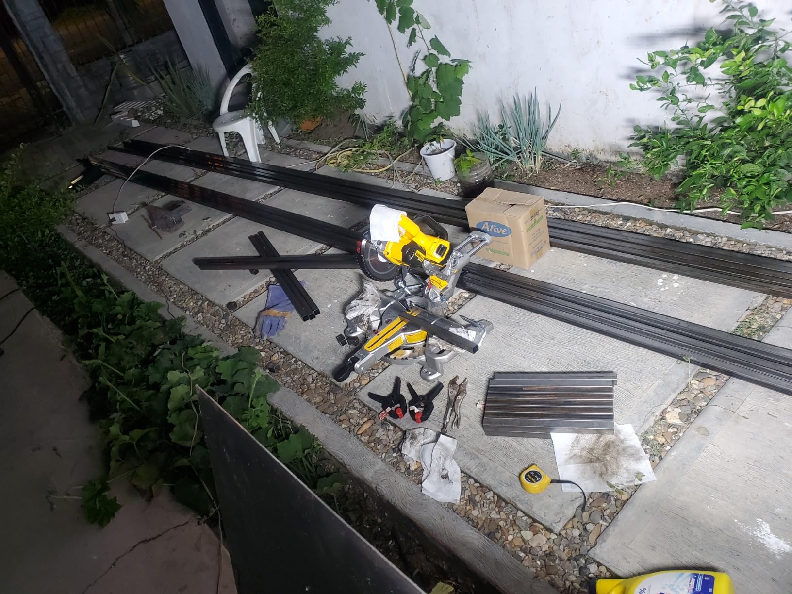 DEWALT 20V MAX* 7-1/4-Inch Miter Saw, Cordless (DCS361M1) customer photo 1