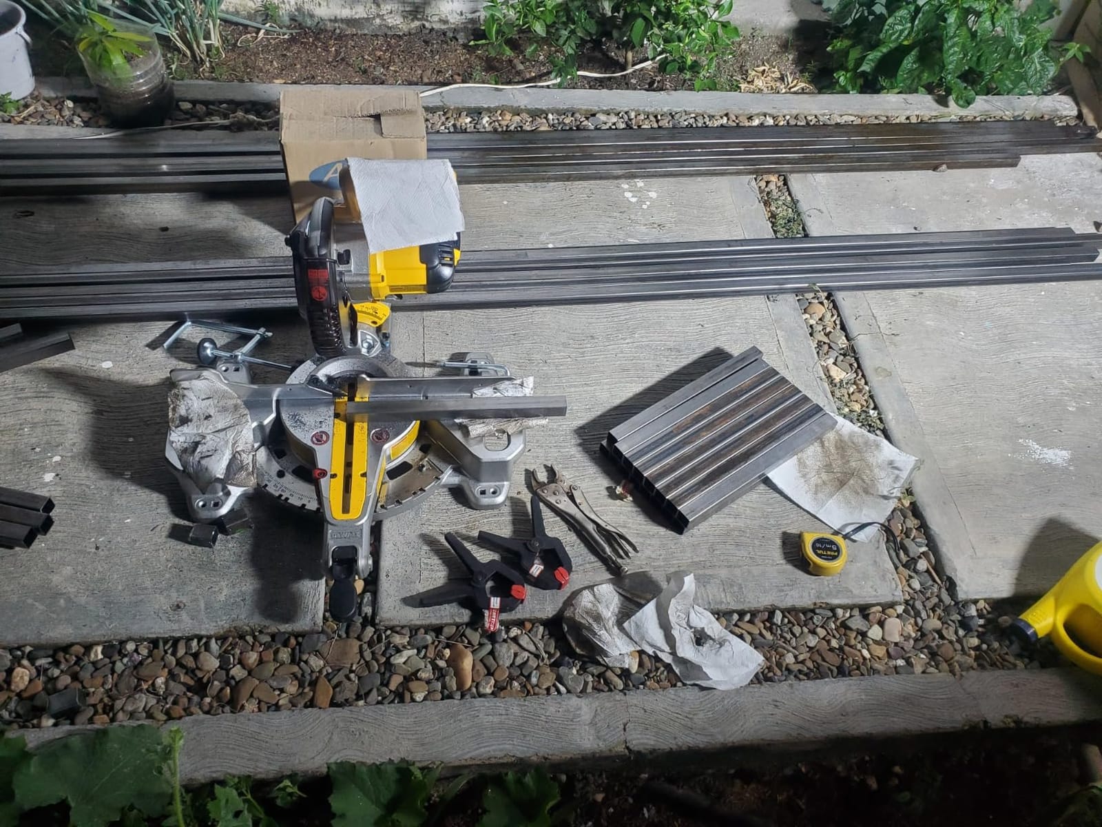 DEWALT 20V MAX* 7-1/4-Inch Miter Saw, Cordless (DCS361M1) customer photo 2