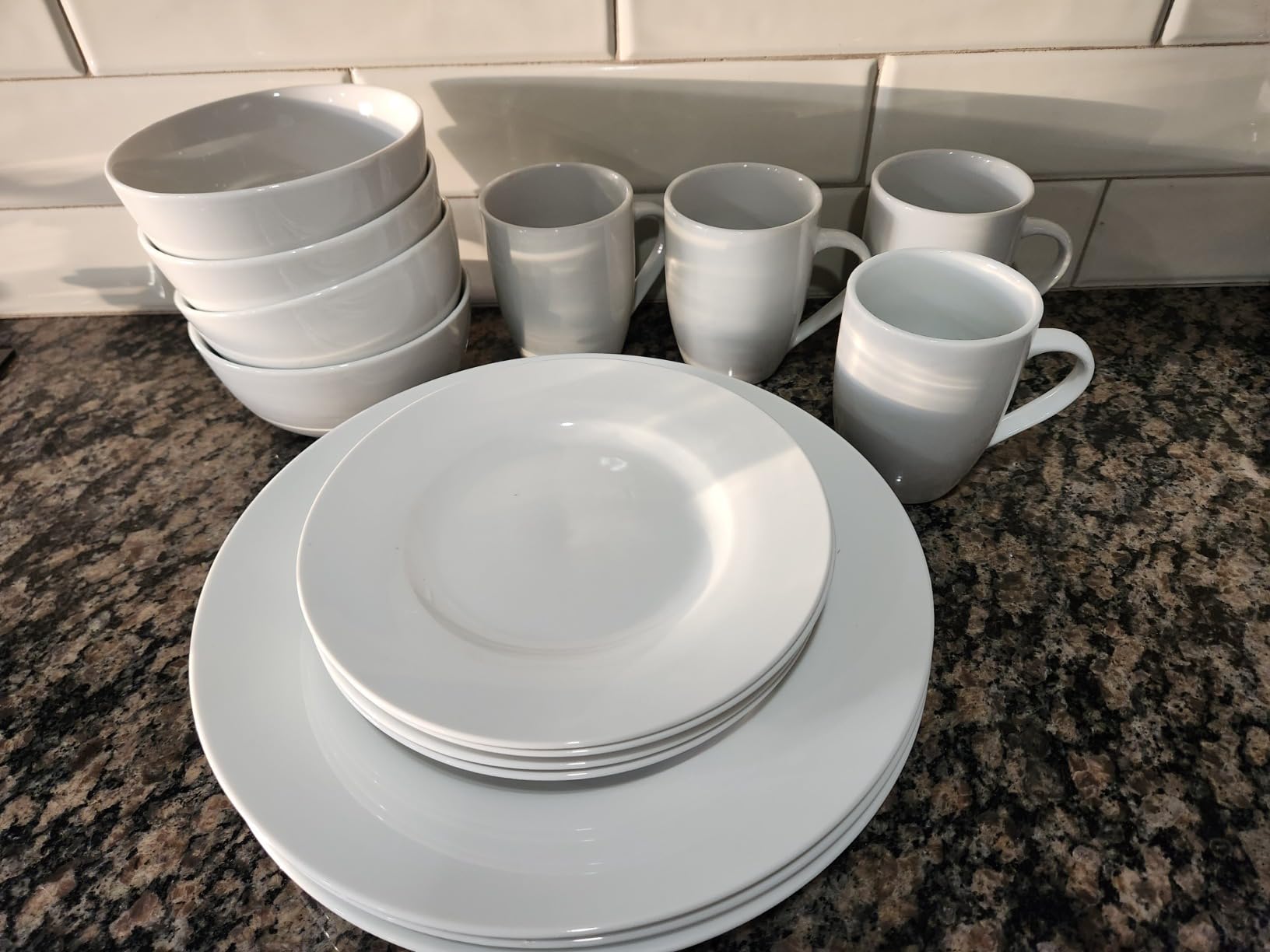 Amazon Basics 16-Piece Porcelain Dinnerware Set, Microwave and Dishwasher Safe, Service for 4, Plates, Bowls and Mugs, White customer photo 2