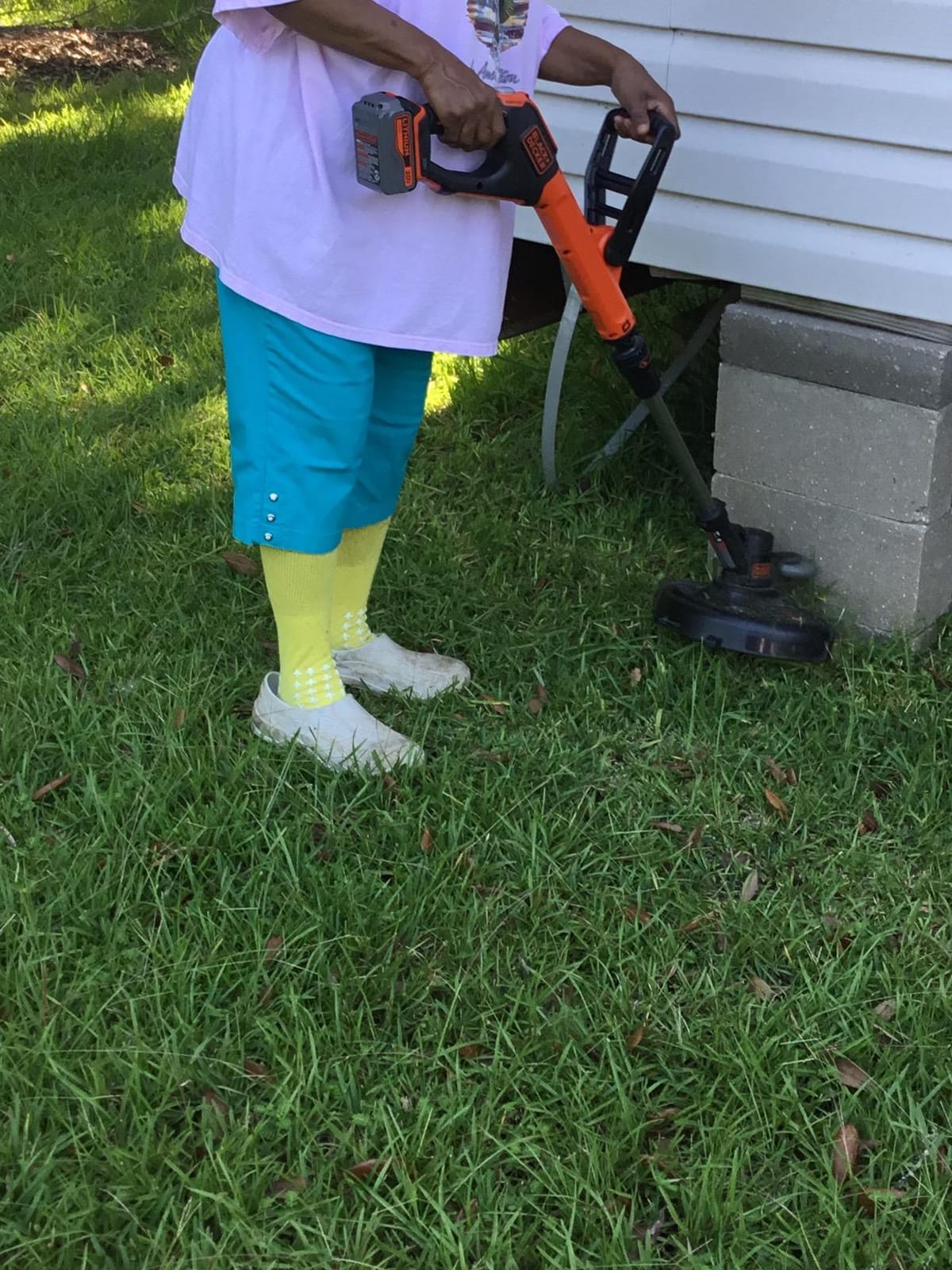 BLACK+DECKER 20V* MAX String Trimmer and Edger, EASYFEED Weed Wacker, 12 Inch Cutting Width, 2 Speed Control Weed Eater, (1) Battery and Charger Included (LSTE523) customer photo 1