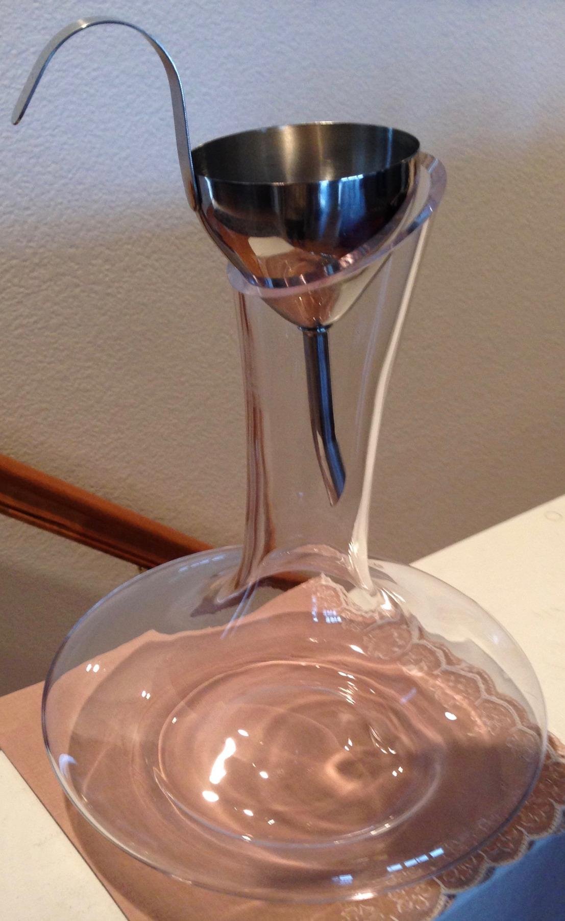 Le Chateau Large Elegant Crystal Wine Decanter with Aerator – 750ml Glass Decanter – Hand-Blown Lead-Free Clear Glass Carafe with Aerator – Hand Held Gifts Red Wine Accessories/for Wine Lovers customer photo 2