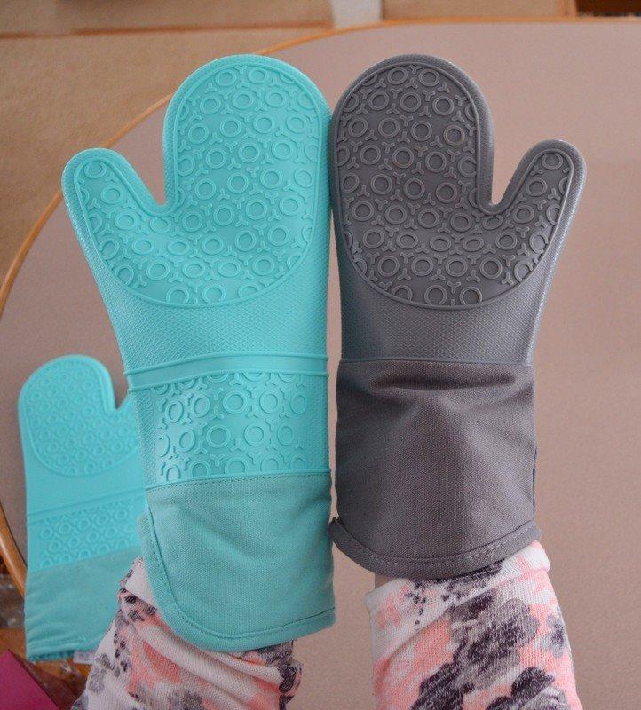 BPA-Free Silicone Oven Mitts Ultra Heat Resistant up to 500°F - Oven Mitts with Thick Cotton Liner - Long Slip Resistant Pot Holders, Flexible Oven Gloves - Black 13.7