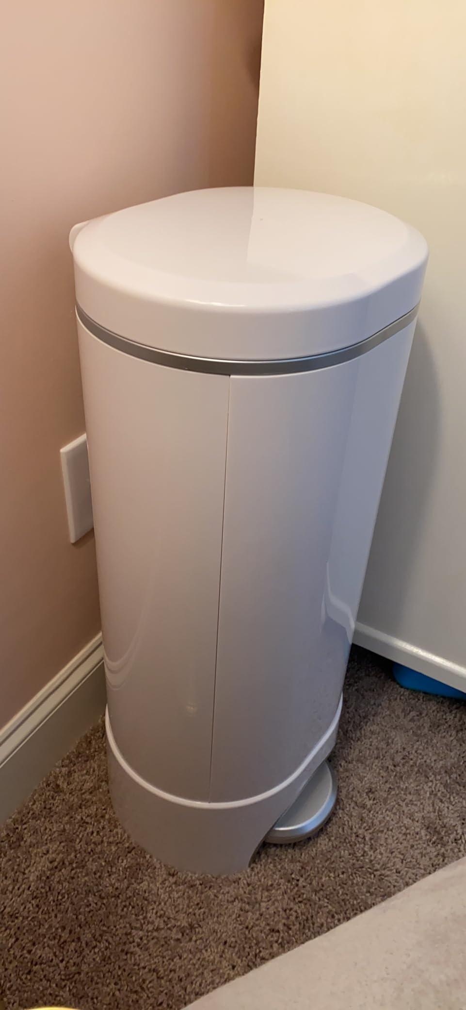Munchkin STEP Diaper Pail Powered by Arm & Hammer, #1 in Odor Control, Award-Winning, Includes 1 Snap, Seal & Toss Bag, 1 Starter Refill Ring, and 1 PUCK Baking Soda Cartridge customer photo 2