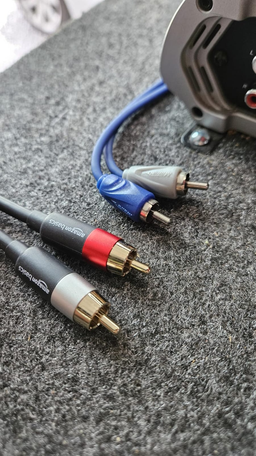 Amazon Basics 2 RCA Stereo Audio Cable for Hi-Fi System, Amplifier, Active Speakers or Subwoofer with Gold-Plated Plugs, Digital Audio Compatible, 4 Feet, Black customer photo 2