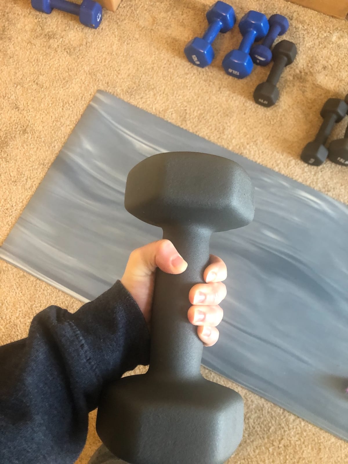 Amazon Basics Neoprene Dumbbell Hand Weights for Exercise and Muscle Toning customer photo 2