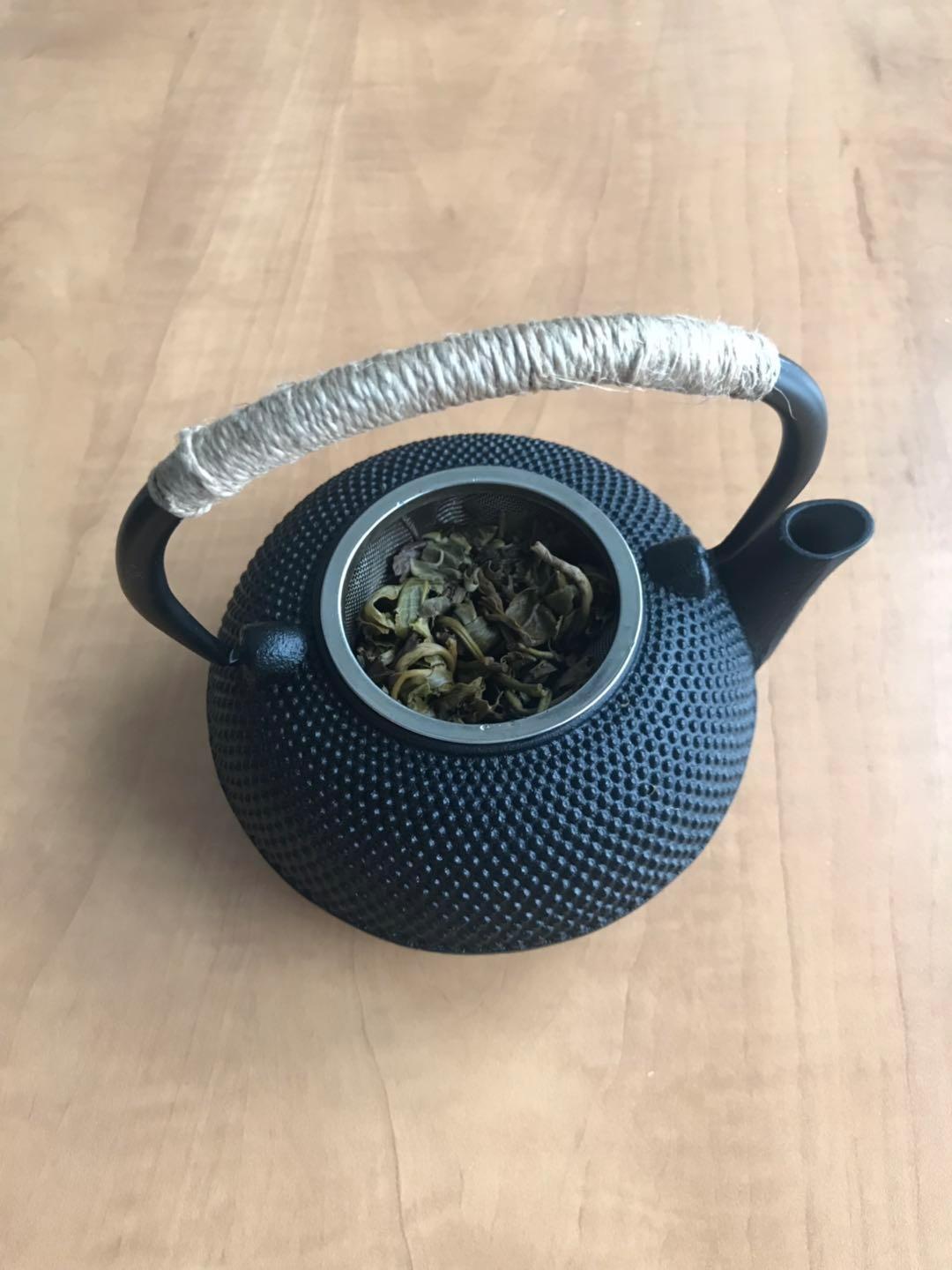 suyika Japanese Tetsubin Cast Iron Teapot Tea Kettle pot with Stainless Steel Infuser for Stovetop Safe Coated with Enameled Interior 22 oz/650 ml customer photo 2