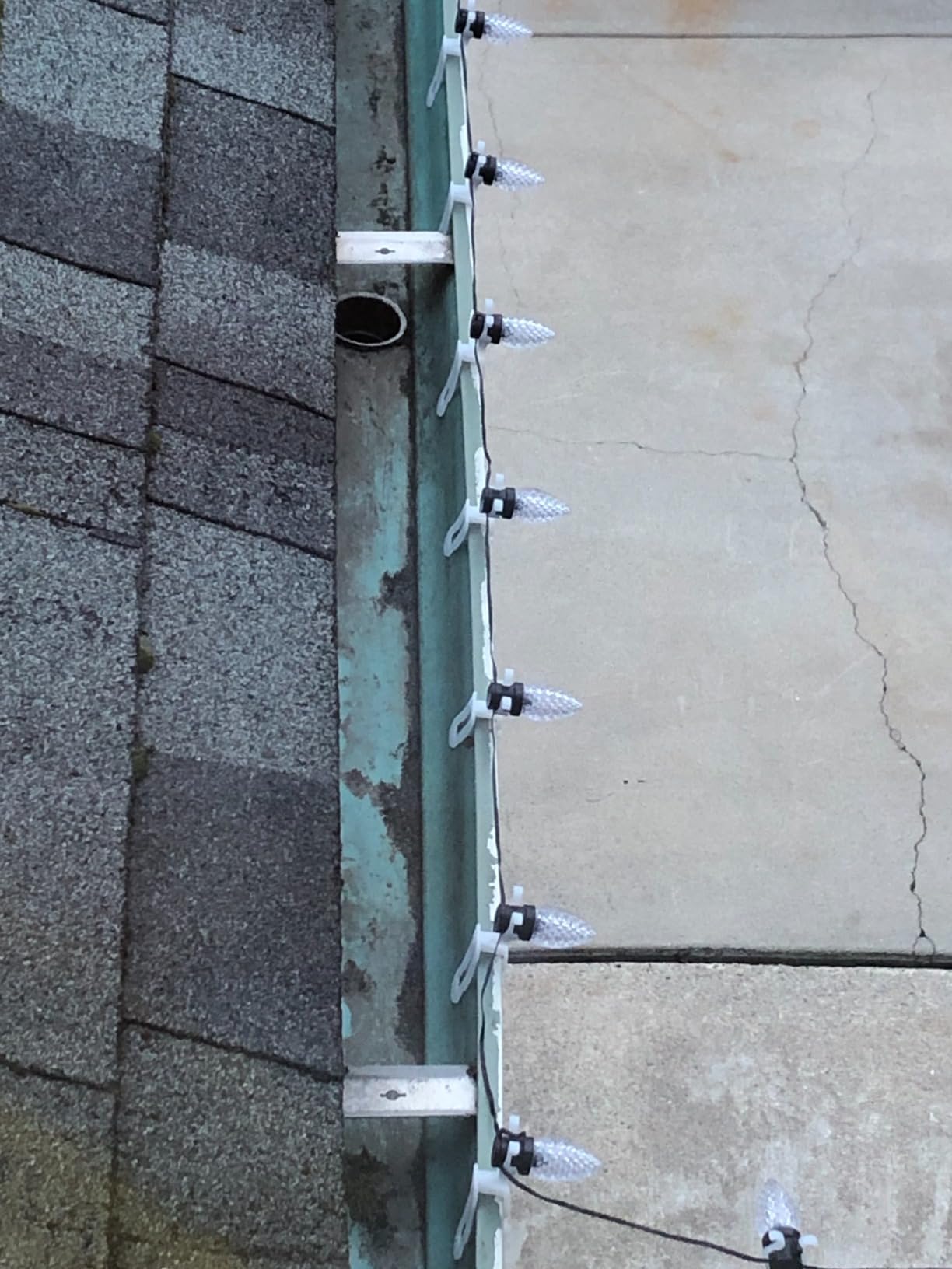 Christmas Light Clips, Shingle Gutter Clips for C7 C9 Lights, 100 Pack customer photo 1